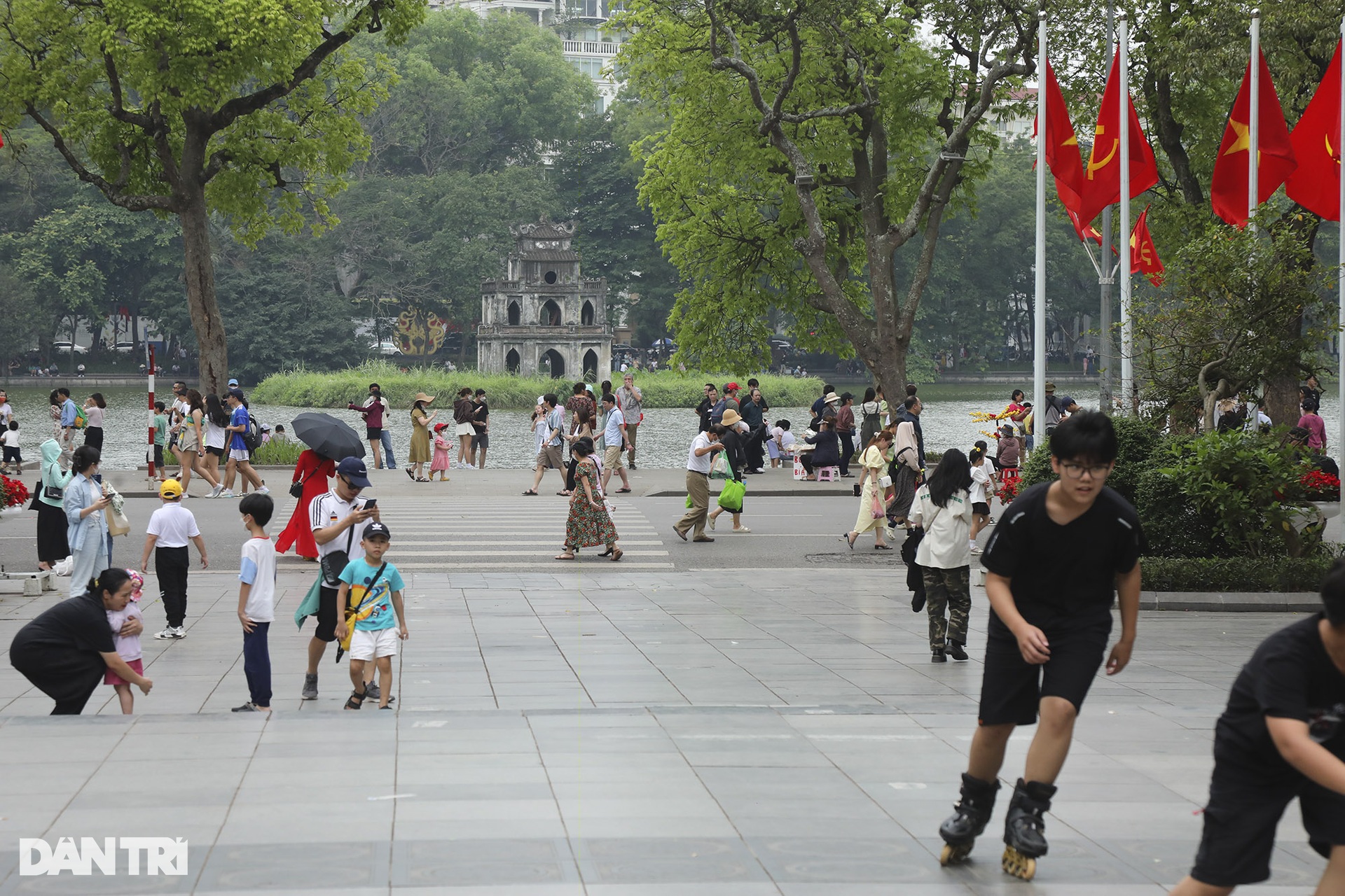 Hà Nội: Nhà tù Hỏa Lò đông nghịt, hàng quán kín chỗ, buýt 2 tầng vỡ trận - 10