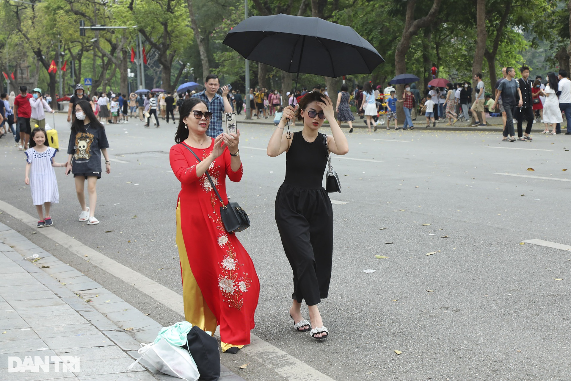 Hà Nội: Nhà tù Hỏa Lò đông nghịt, hàng quán kín chỗ, buýt 2 tầng vỡ trận - 11 Hà Nội: Nhà tù Hỏa Lò đông nghịt, hàng quán kín chỗ, buýt 2 tầng vỡ trận - 11