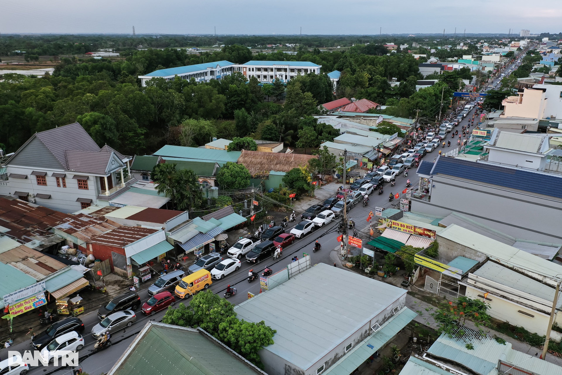 Người lớn, trẻ em vạ vật trong đêm trở lại TPHCM sau kỳ nghỉ lễ - 1