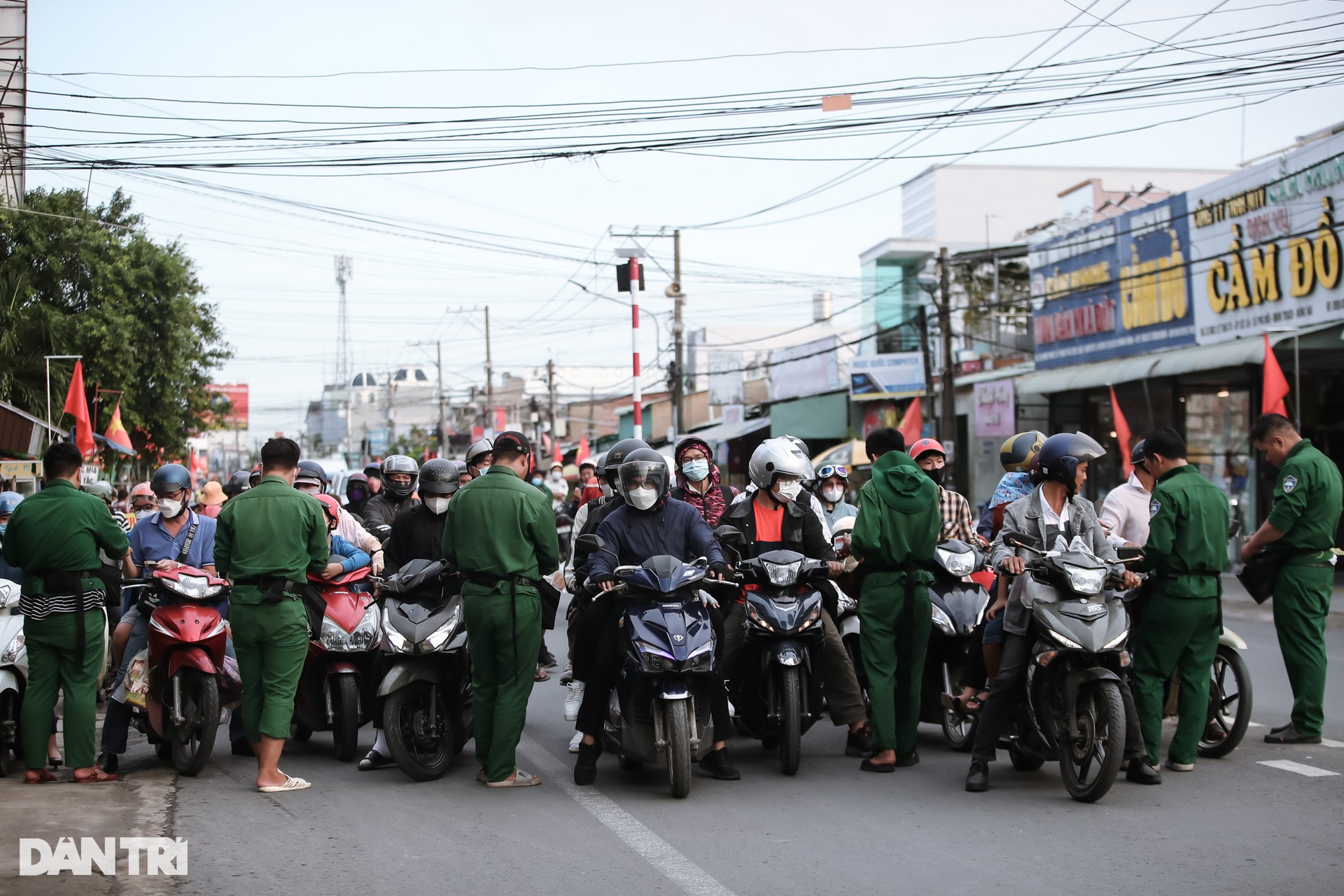 Người lớn, trẻ em vạ vật trong đêm trở lại TPHCM sau kỳ nghỉ lễ - 4