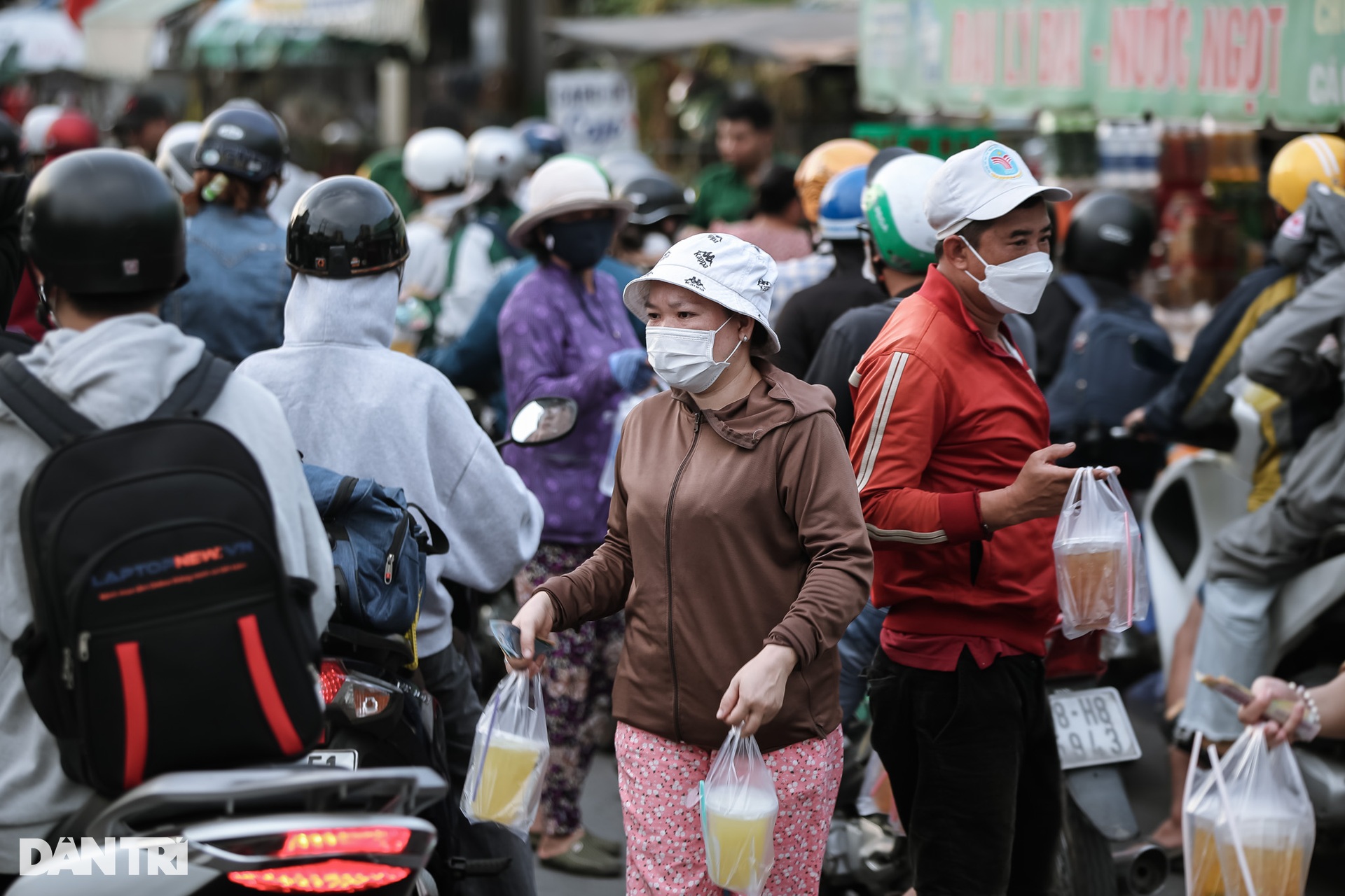 Người lớn, trẻ em vạ vật trong đêm trở lại TPHCM sau kỳ nghỉ lễ - 5