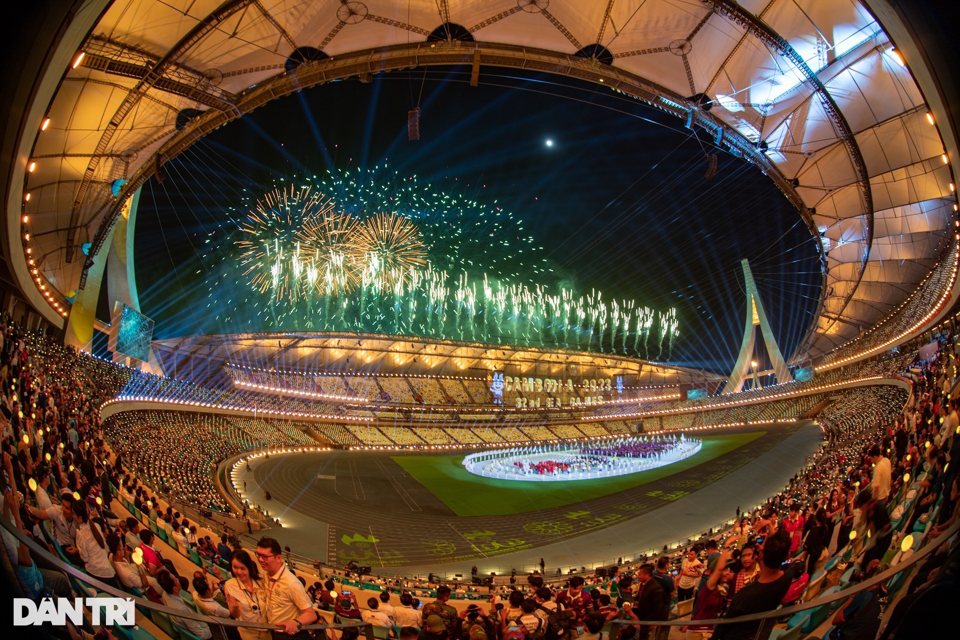 Mãn nhãn màn pháo hoa lộng lẫy khai mạc SEA Games 32 - 1