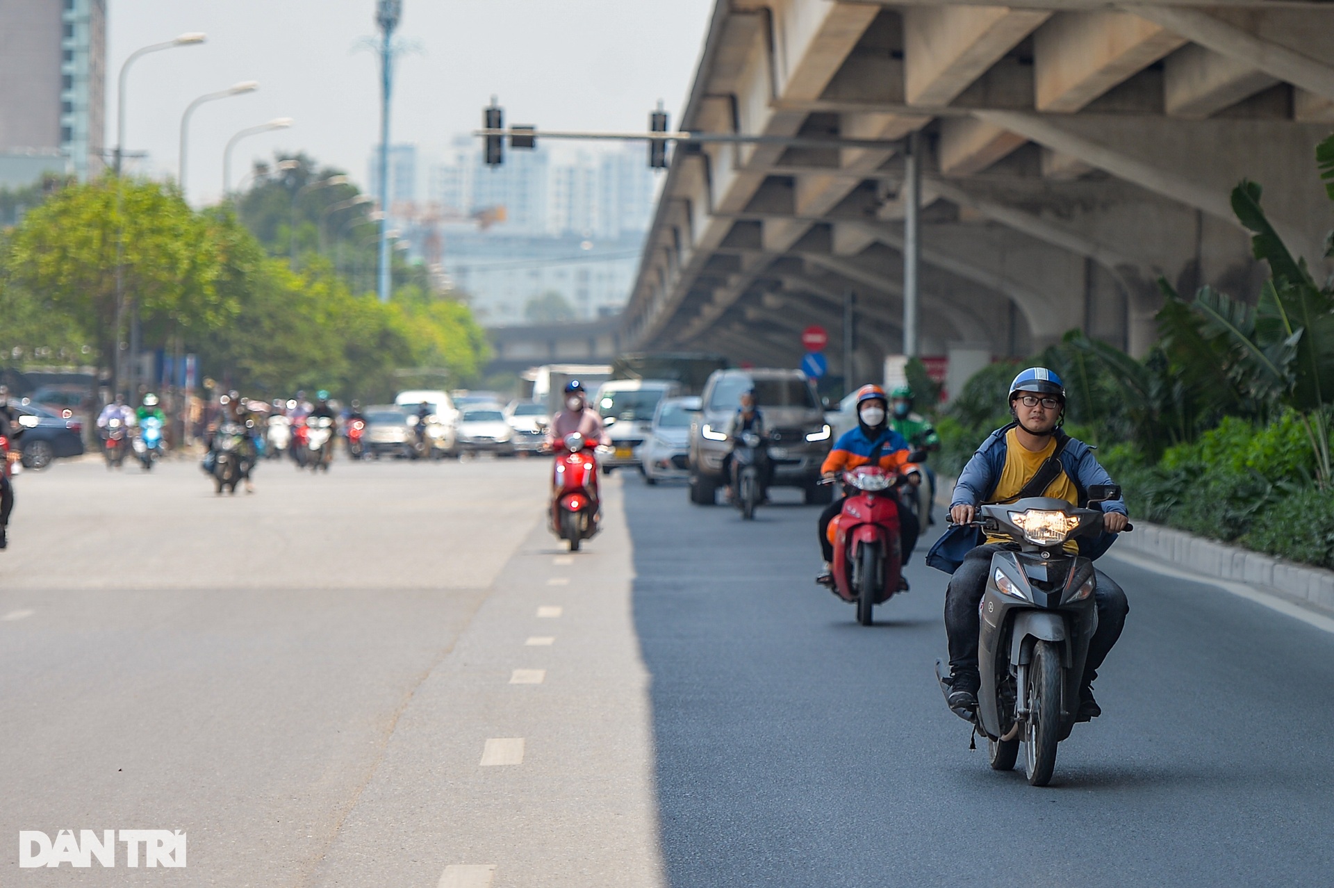 Người lao động mướt mồ hôi mưu sinh dưới cái nắng như rang ở Hà Nội - 1