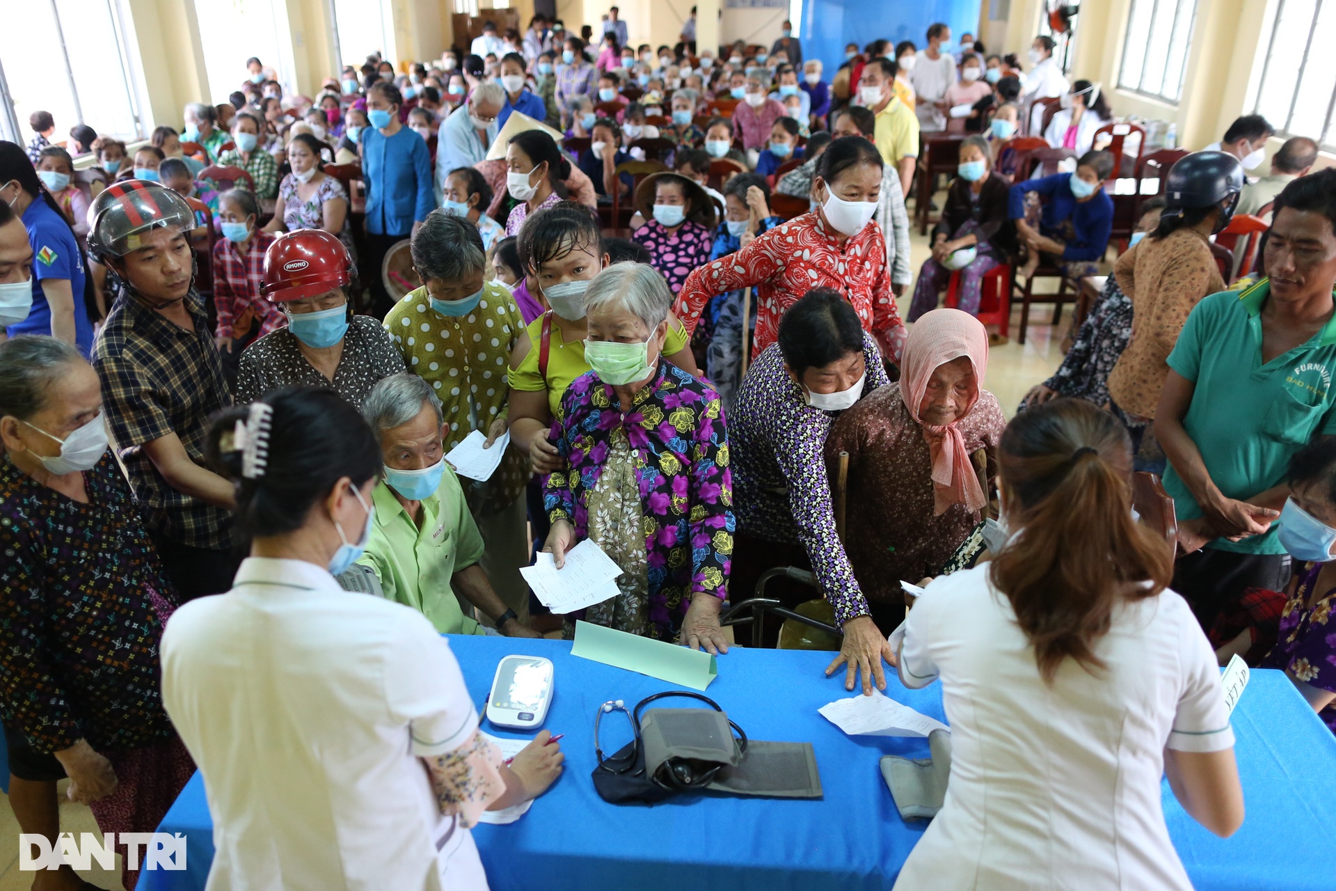 Người dân Trà Vinh được khám bệnh miễn phí, nhận học bổng từ báo Dân trí - 2