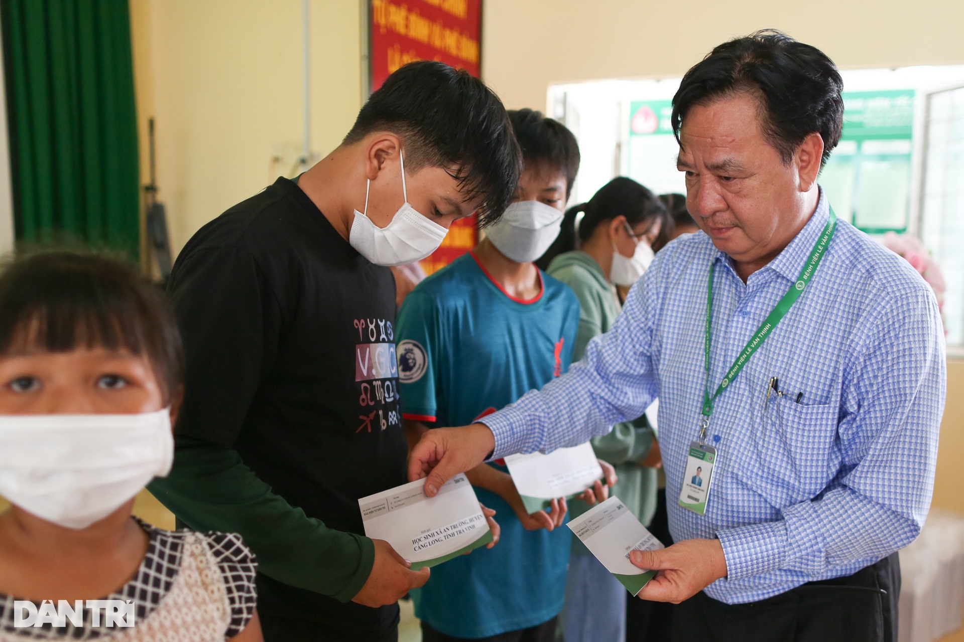 Người dân Trà Vinh được khám bệnh miễn phí, nhận học bổng từ báo Dân trí - 9