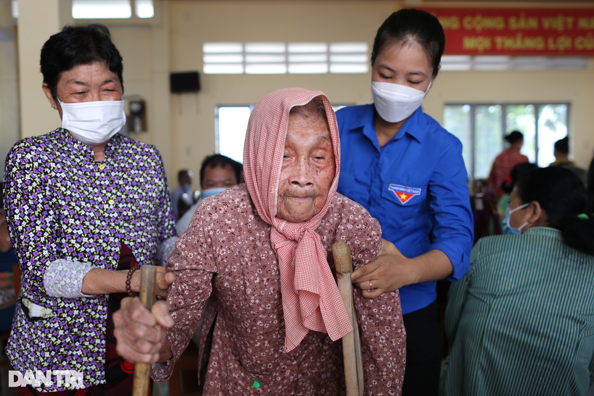 Người dân Trà Vinh được khám bệnh miễn phí, nhận học bổng từ báo Dân trí - 1