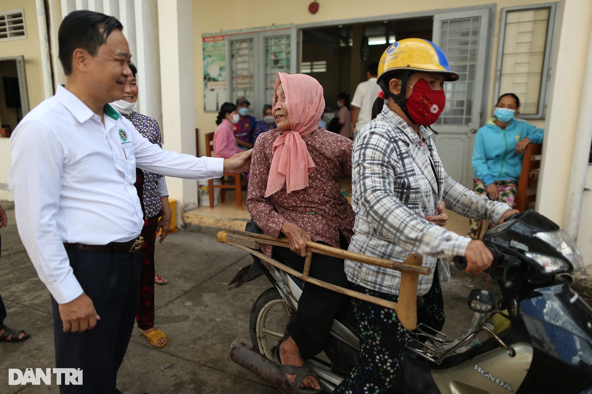 Người dân Trà Vinh được khám bệnh miễn phí, nhận học bổng từ báo Dân trí - 11