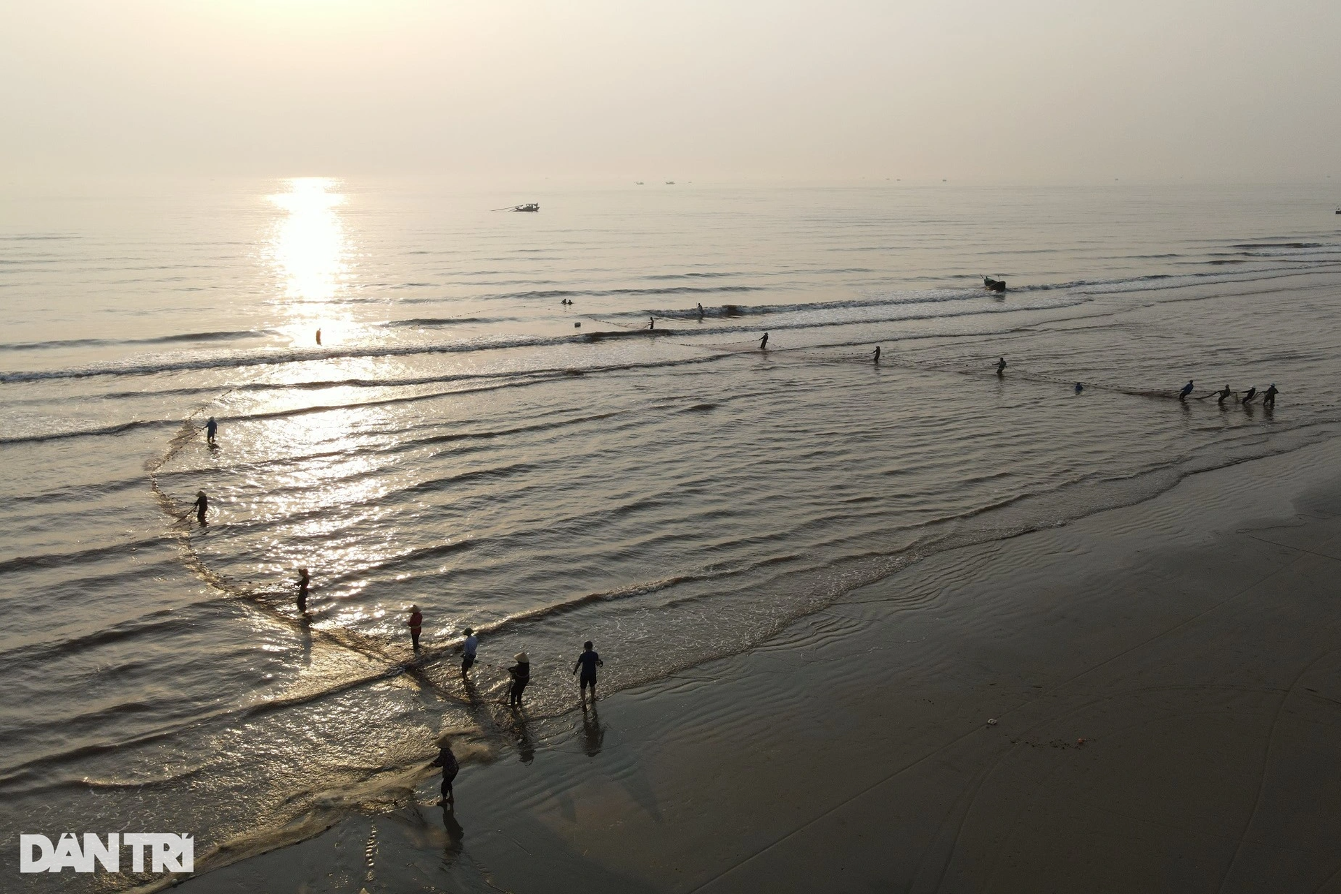 The group of people exercising on the beach also brought back dozens of kilograms of fresh squid - 1