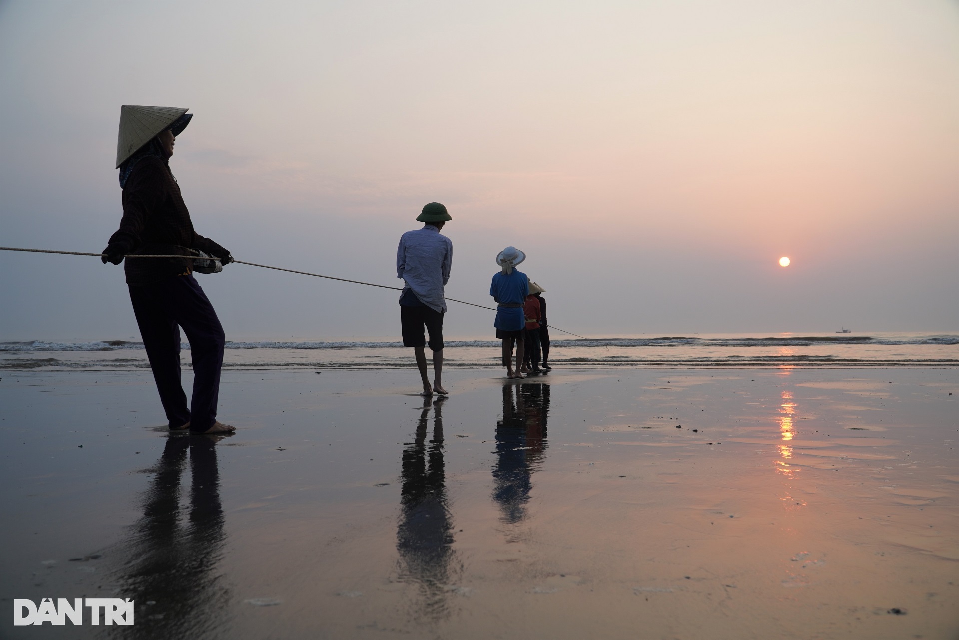 The group of people exercising on the beach also brought back dozens of kilograms of fresh squid - 5