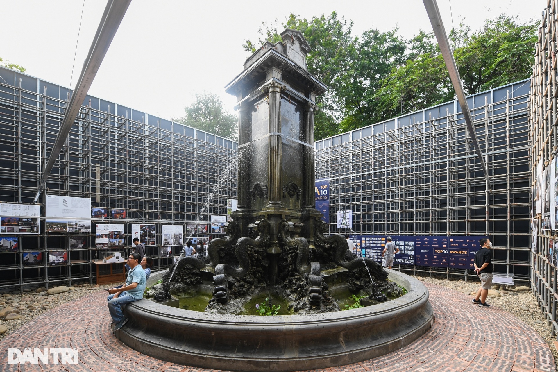 Độc đáo khối gương kính 3D khổng lồ triển lãm ở vườn hoa Hà Nội - 9