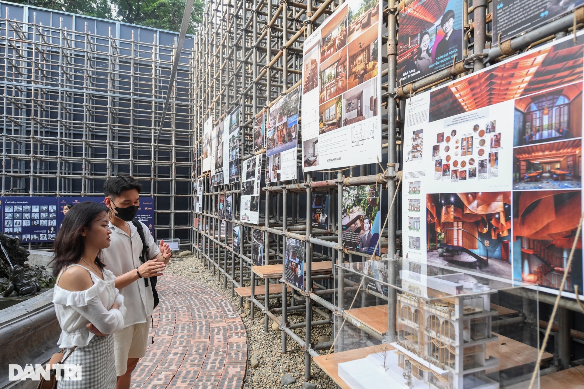 Độc đáo khối gương kính 3D khổng lồ triển lãm ở vườn hoa Hà Nội - 10