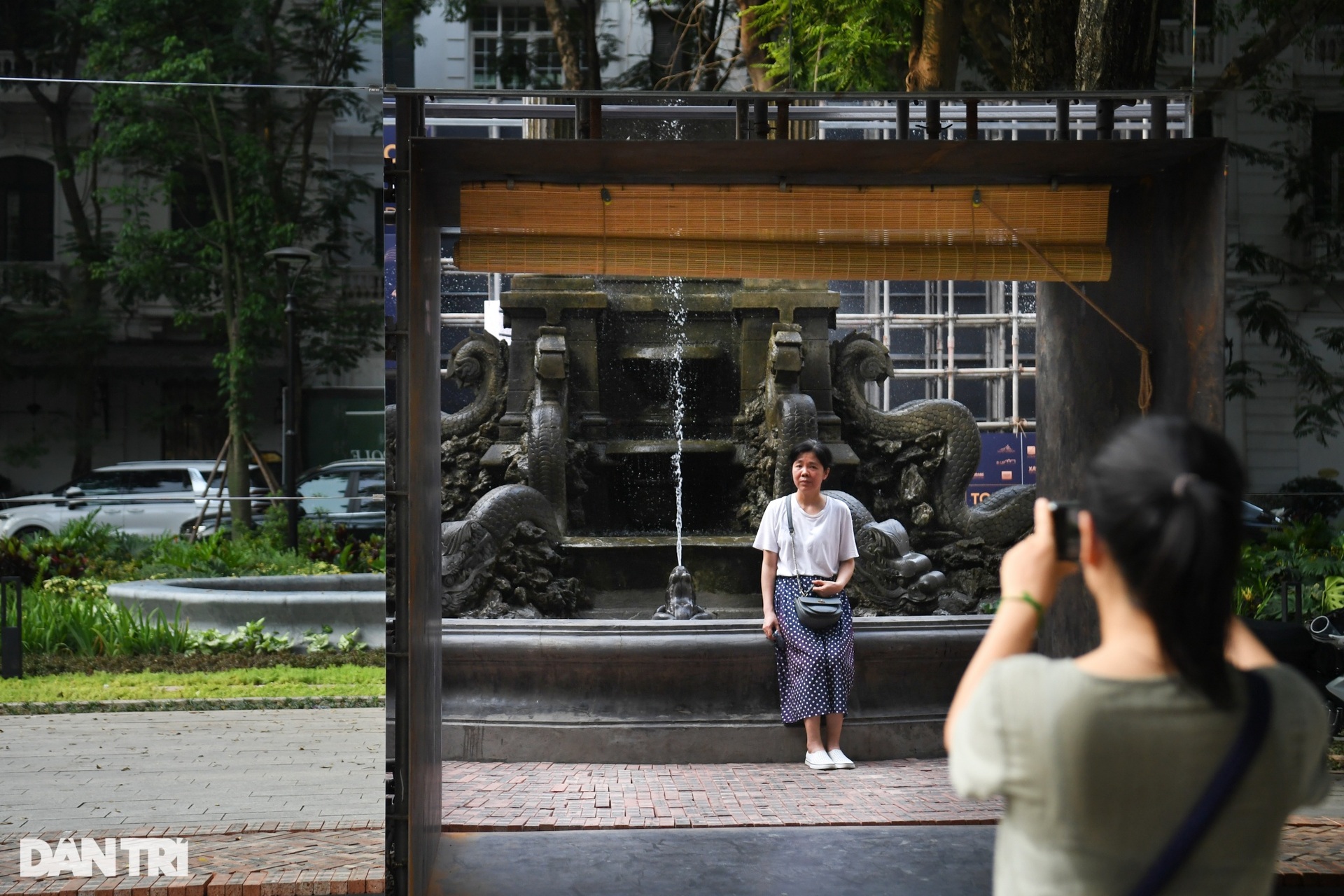 Độc đáo khối gương kính 3D khổng lồ triển lãm ở vườn hoa Hà Nội - 13