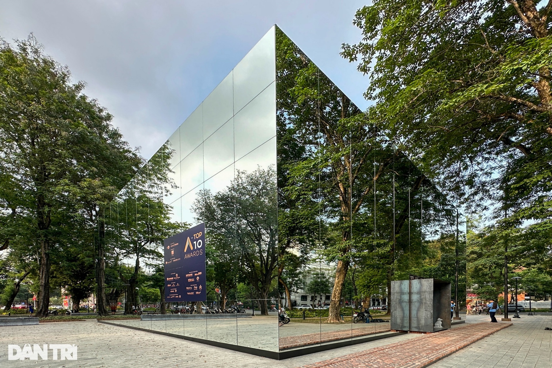 Độc đáo khối gương kính 3D khổng lồ triển lãm ở vườn hoa Hà Nội - 2