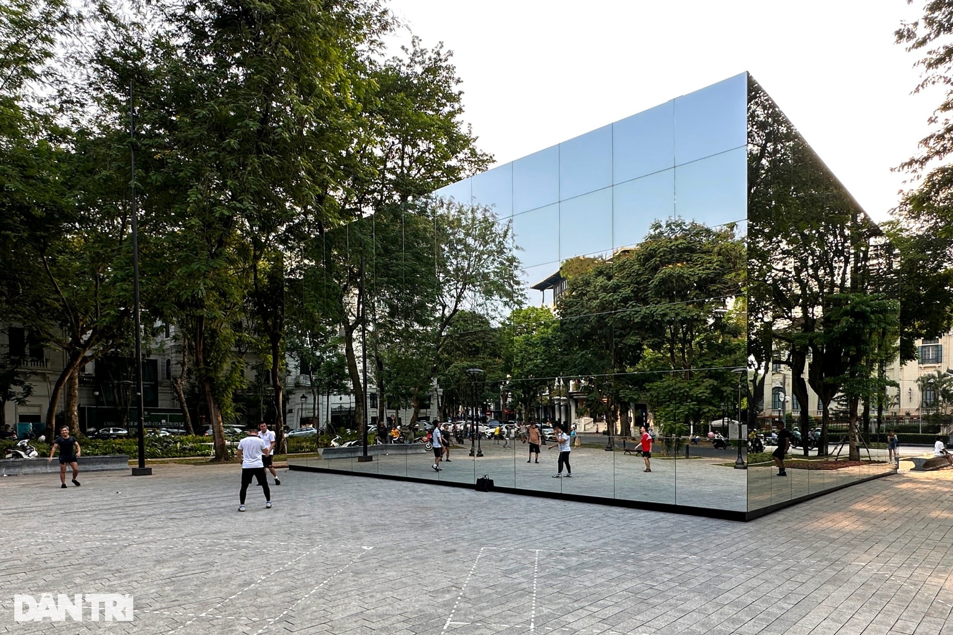 Độc đáo khối gương kính 3D khổng lồ triển lãm ở vườn hoa Hà Nội - 3