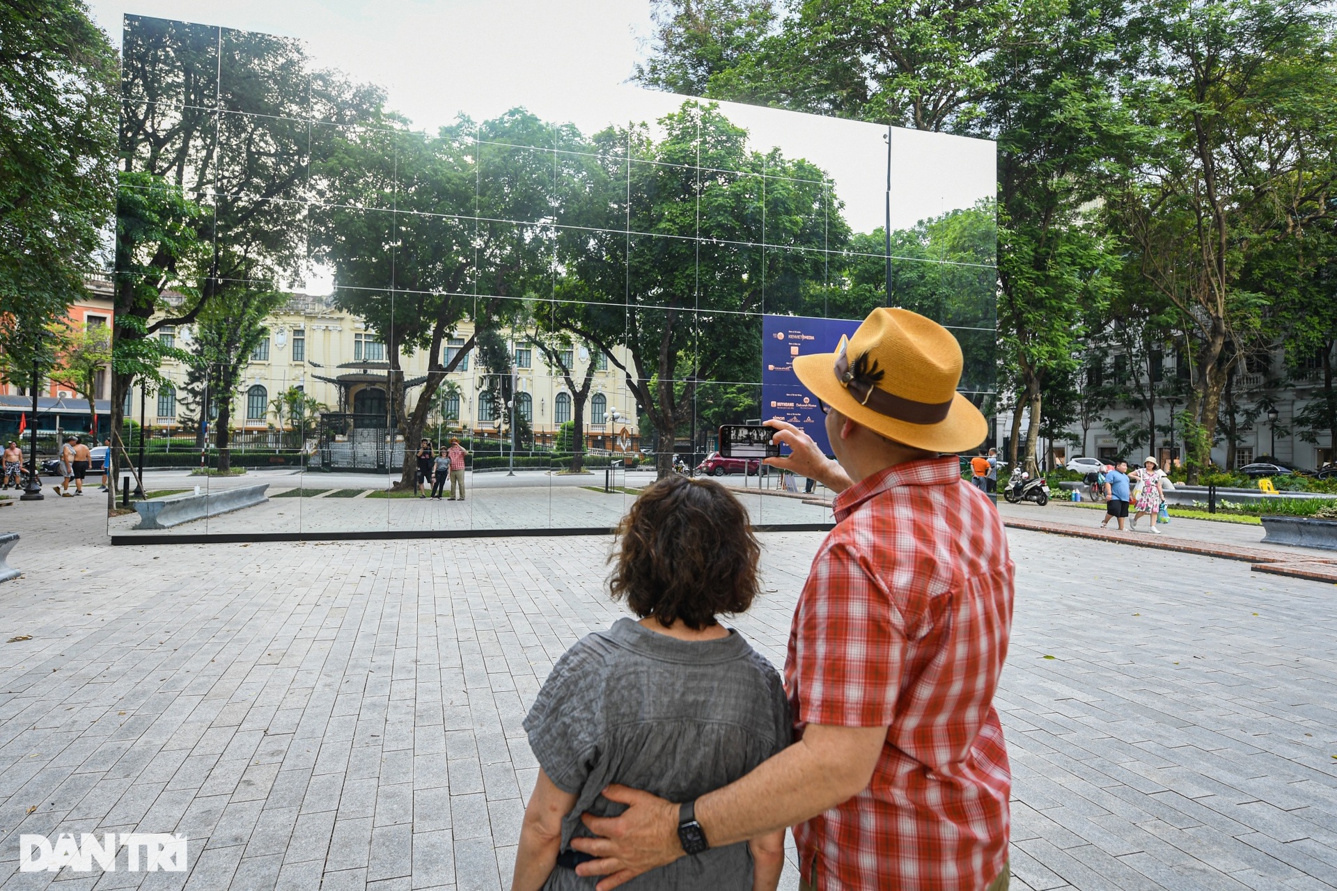 Độc đáo khối gương kính 3D khổng lồ triển lãm ở vườn hoa Hà Nội - 4