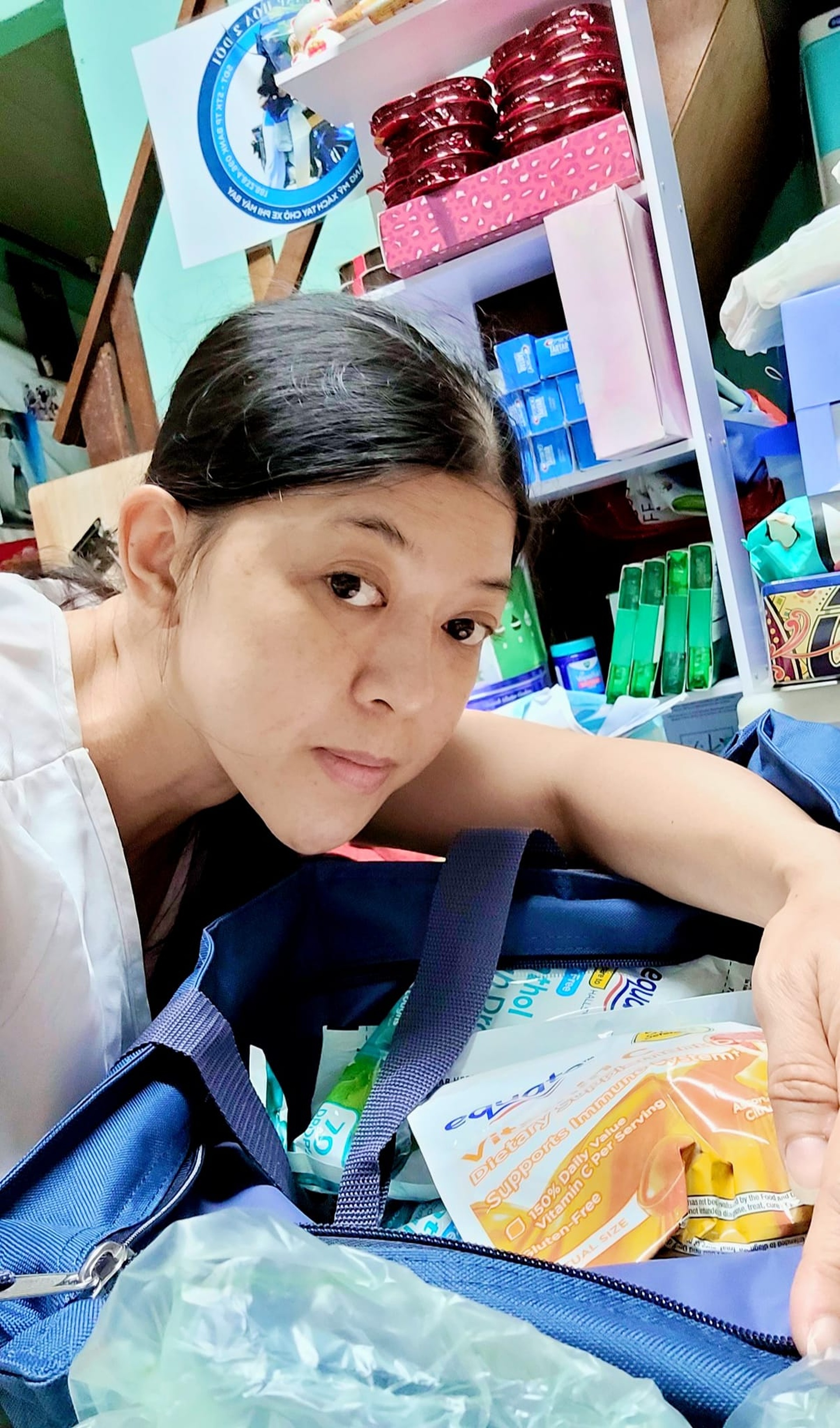 Sân khấu buông rèm: Nghệ sĩ bán hàng online, hậu đài đi giao bánh - 2