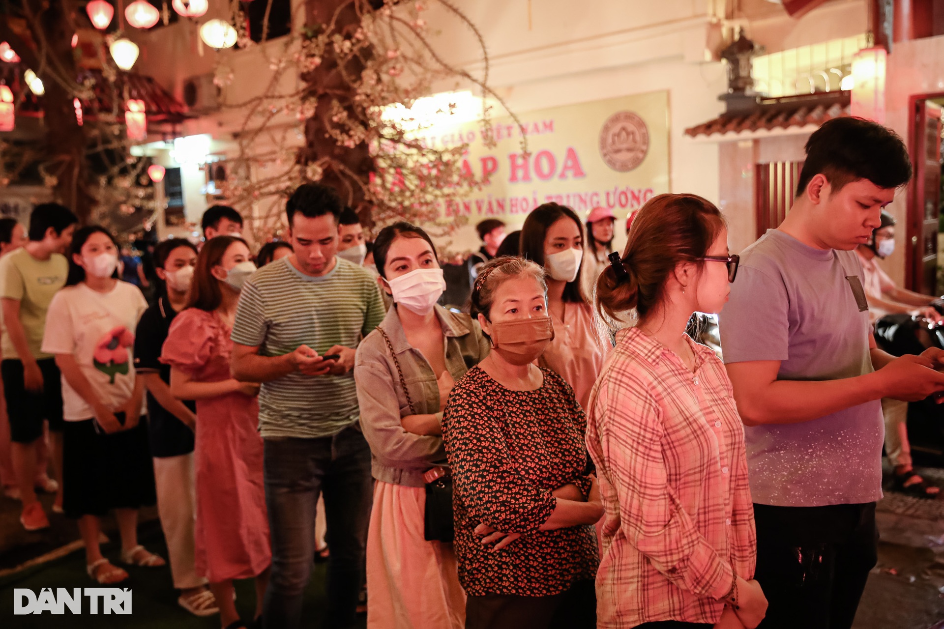 Ngôi chùa trang trí hơn 1.500 lồng đèn thu hút người dân ở TP.HCM - 8