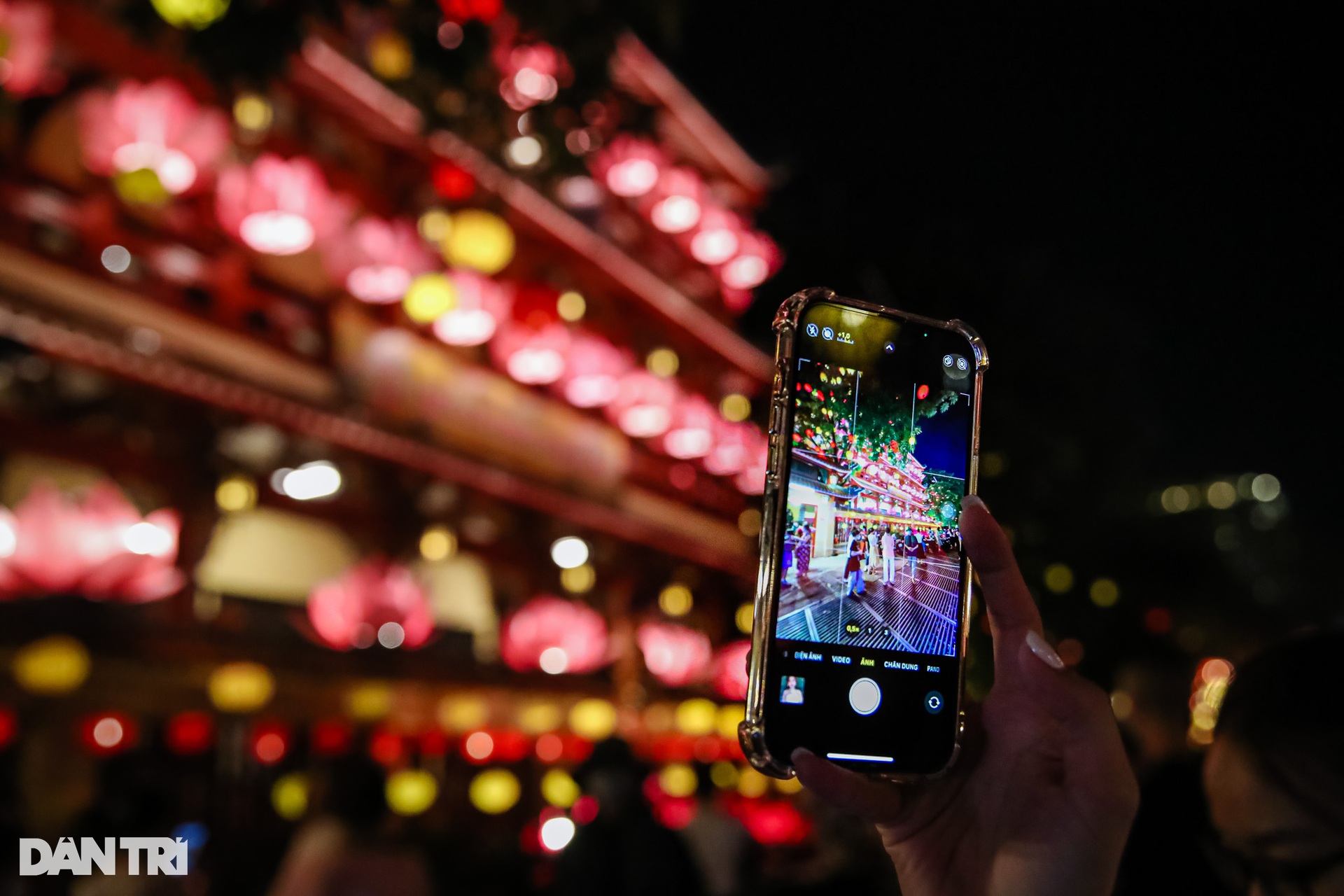 Ngôi chùa trang trí hơn 1.500 lồng đèn thu hút người dân ở TP.HCM - 3