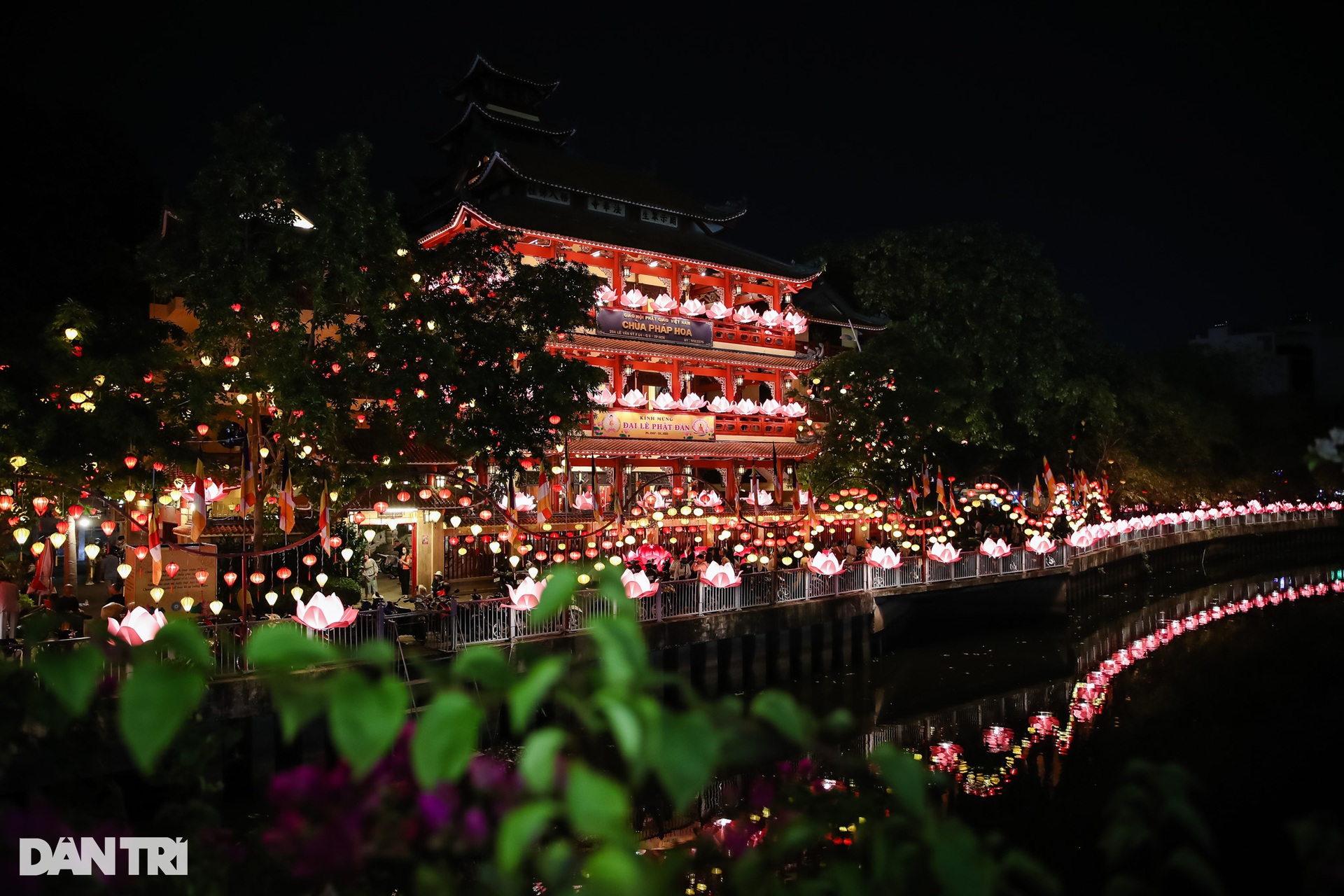 Ngôi chùa trang trí hơn 1.500 lồng đèn thu hút người dân ở TP.HCM - 2