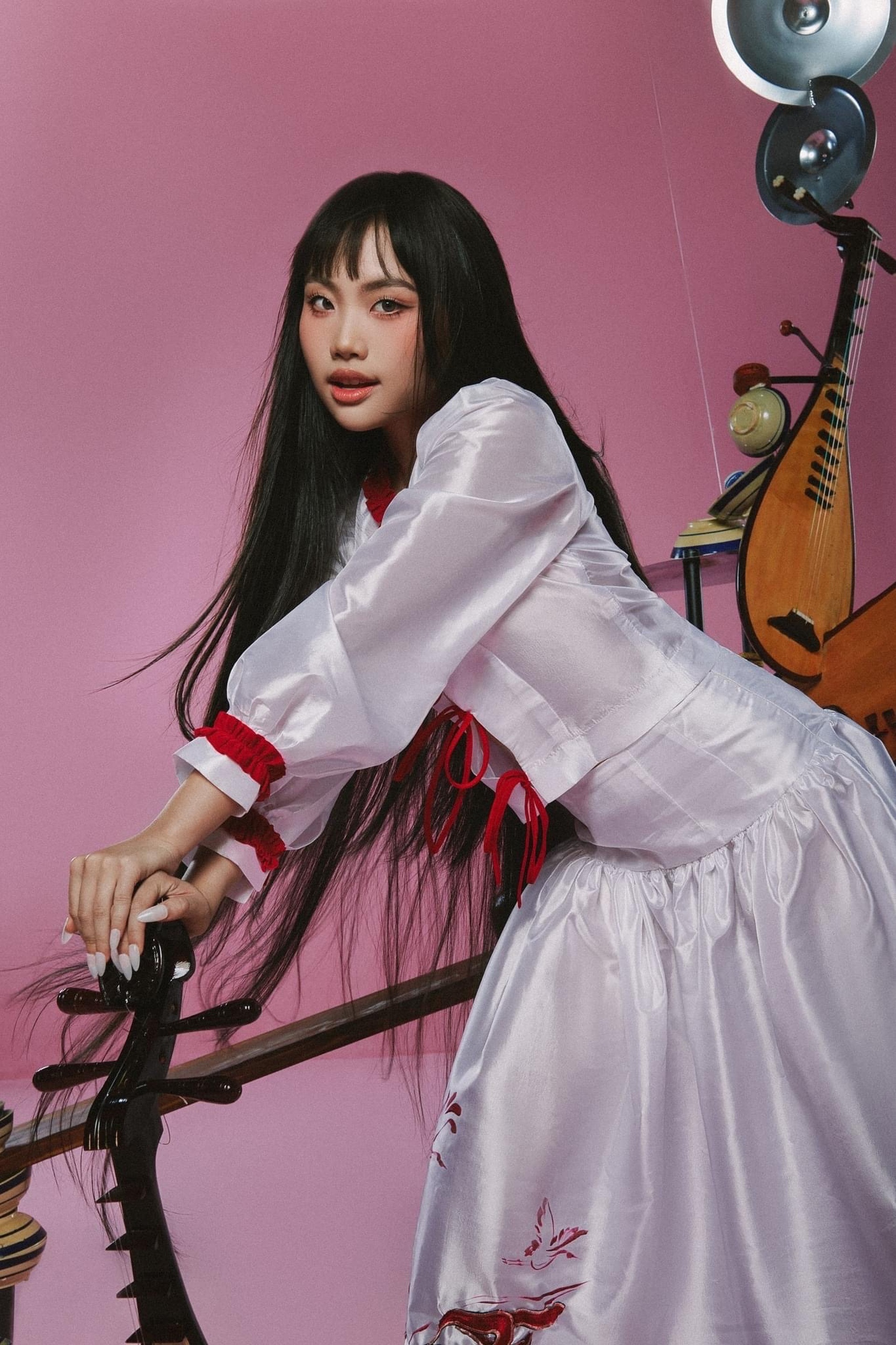 Phương Mỹ Chi tuổi 20: Tôi dành dụm lắm mới mua được một món đồ hiệu - 5