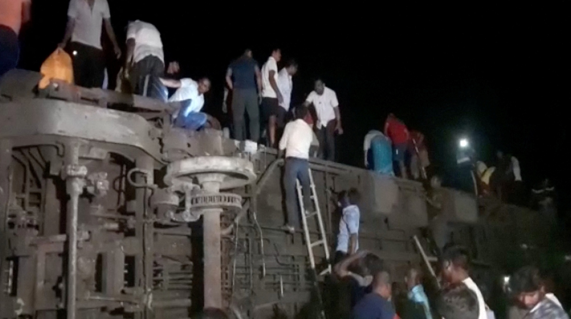 Hiện trường vụ tai nạn đường sắt thảm khốc nhất Ấn Độ hơn 10 năm qua - 1