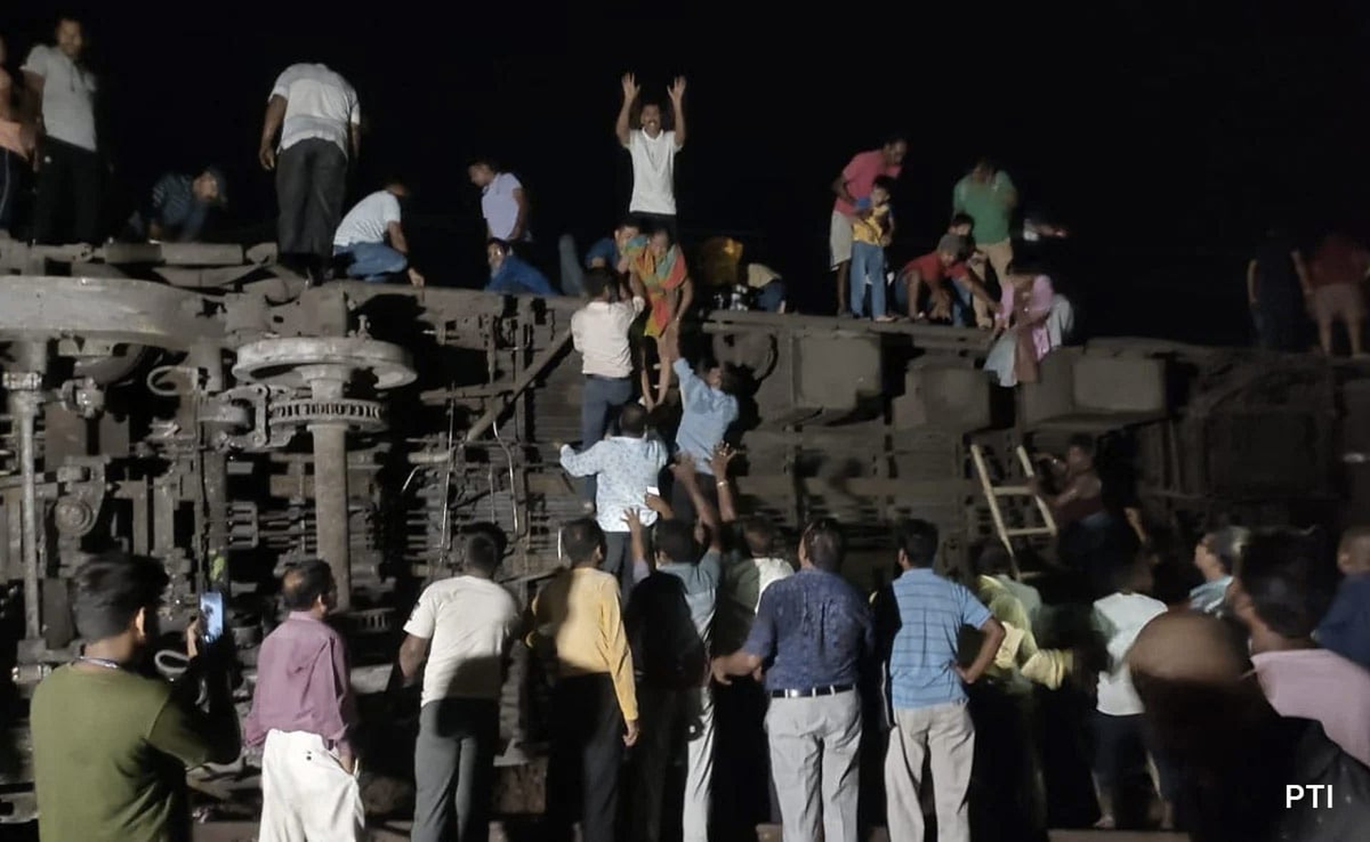 Hiện trường vụ tai nạn đường sắt thảm khốc nhất Ấn Độ hơn 10 năm qua - 8