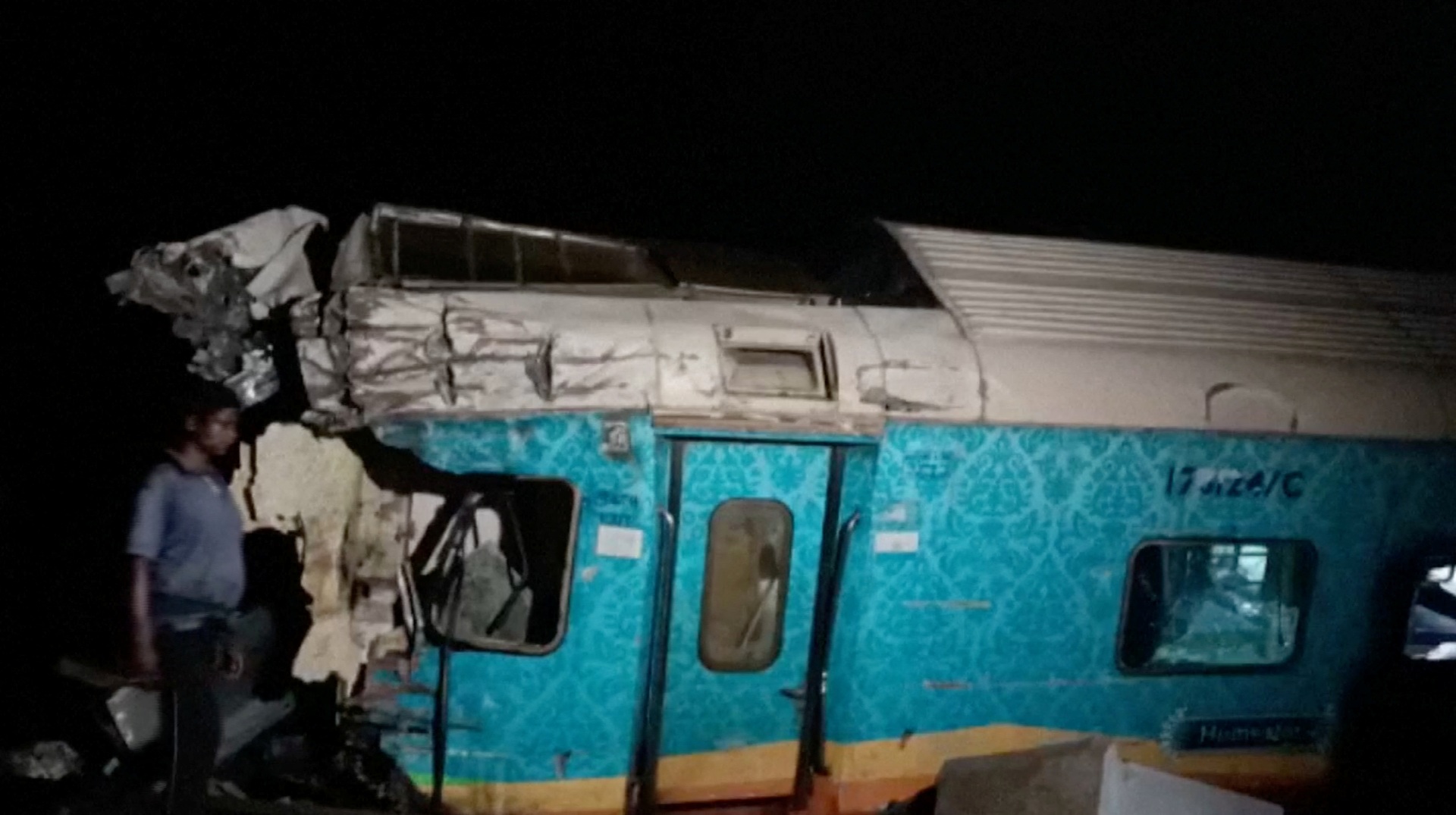 Hiện trường vụ tai nạn đường sắt thảm khốc nhất Ấn Độ hơn 10 năm qua - 3
