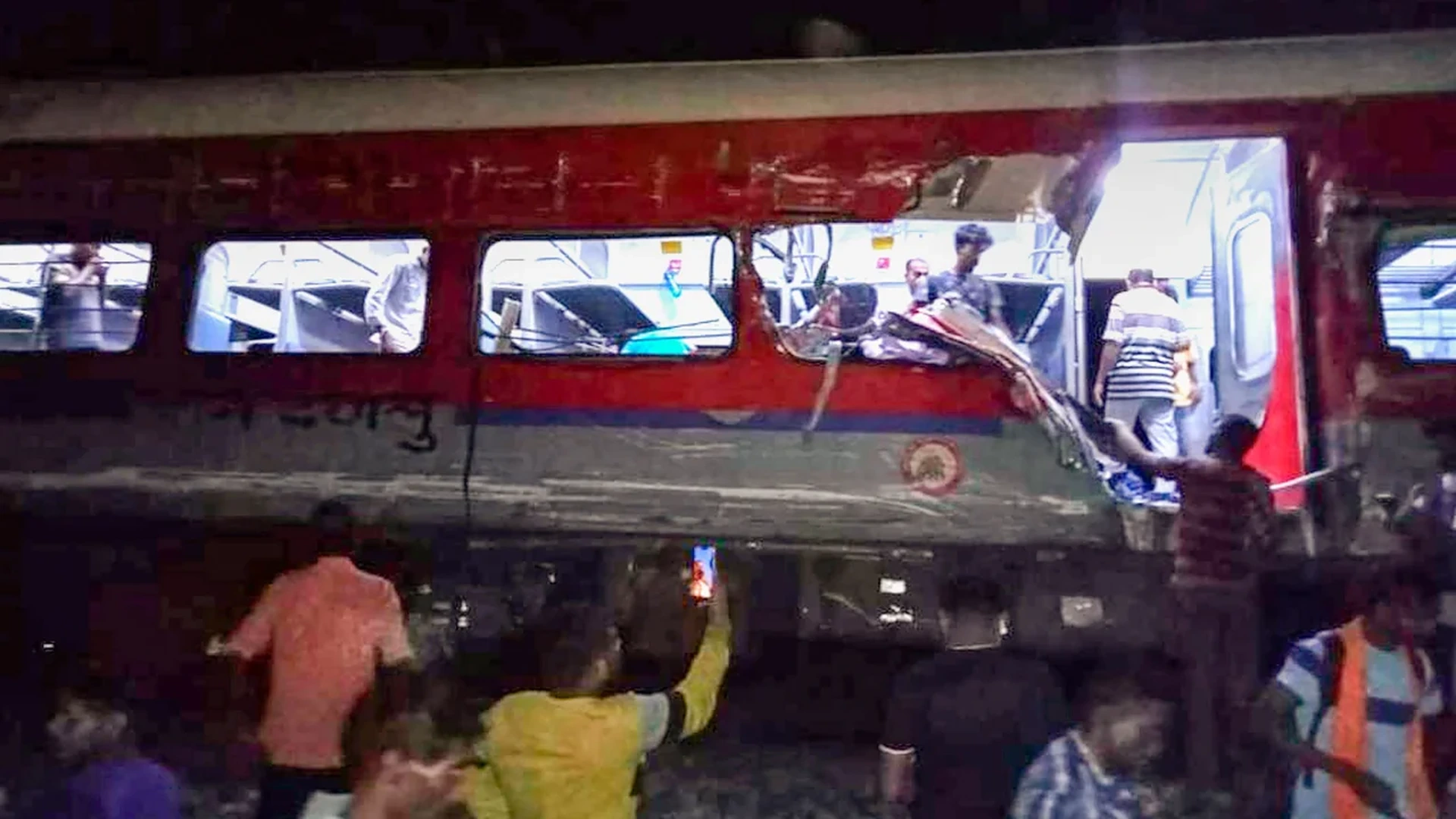 Hiện trường vụ tai nạn đường sắt thảm khốc nhất Ấn Độ hơn 10 năm qua - 7