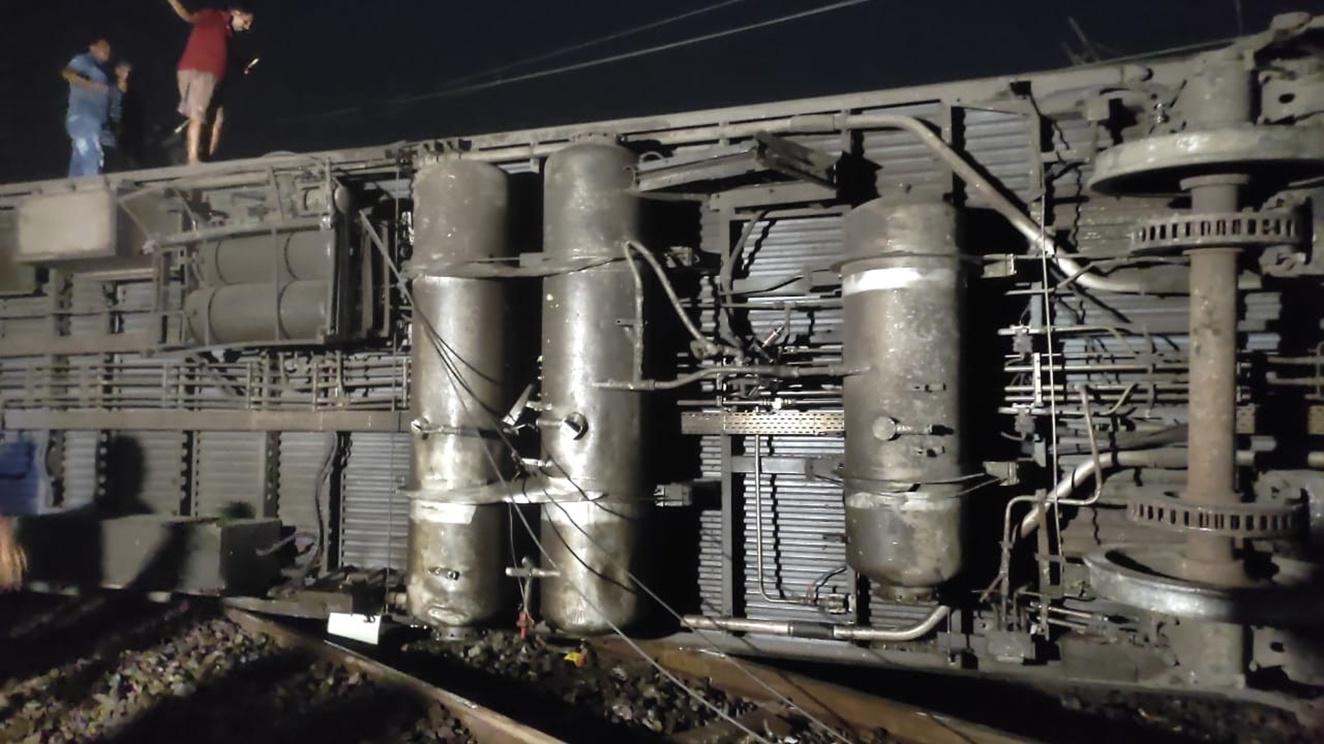 Hiện trường vụ tai nạn đường sắt thảm khốc nhất Ấn Độ hơn 10 năm qua - 11