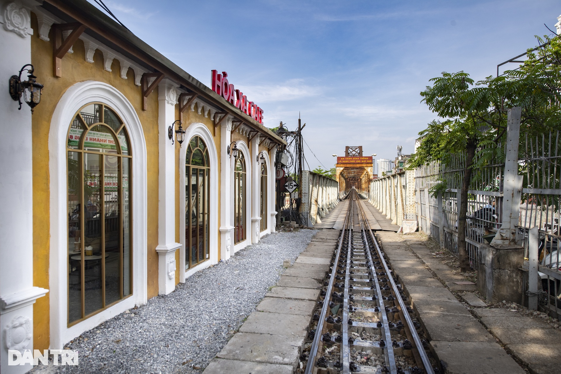 A cafe with a 360-degree view, located close to the newly-appeared train line at Long Bien station - 1
