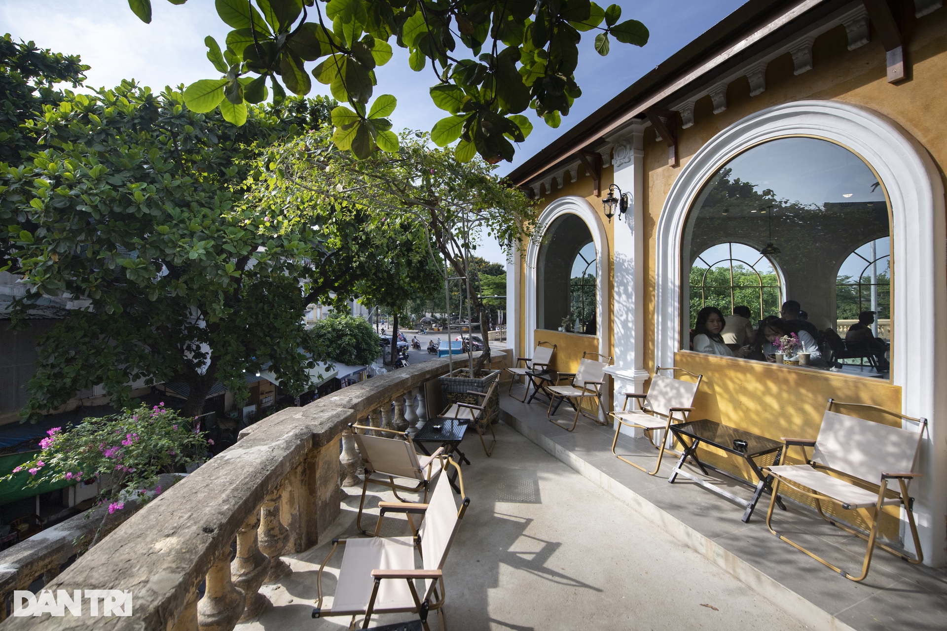 A cafe with a 360-degree view, located close to the newly-appeared train line at Long Bien station - 8