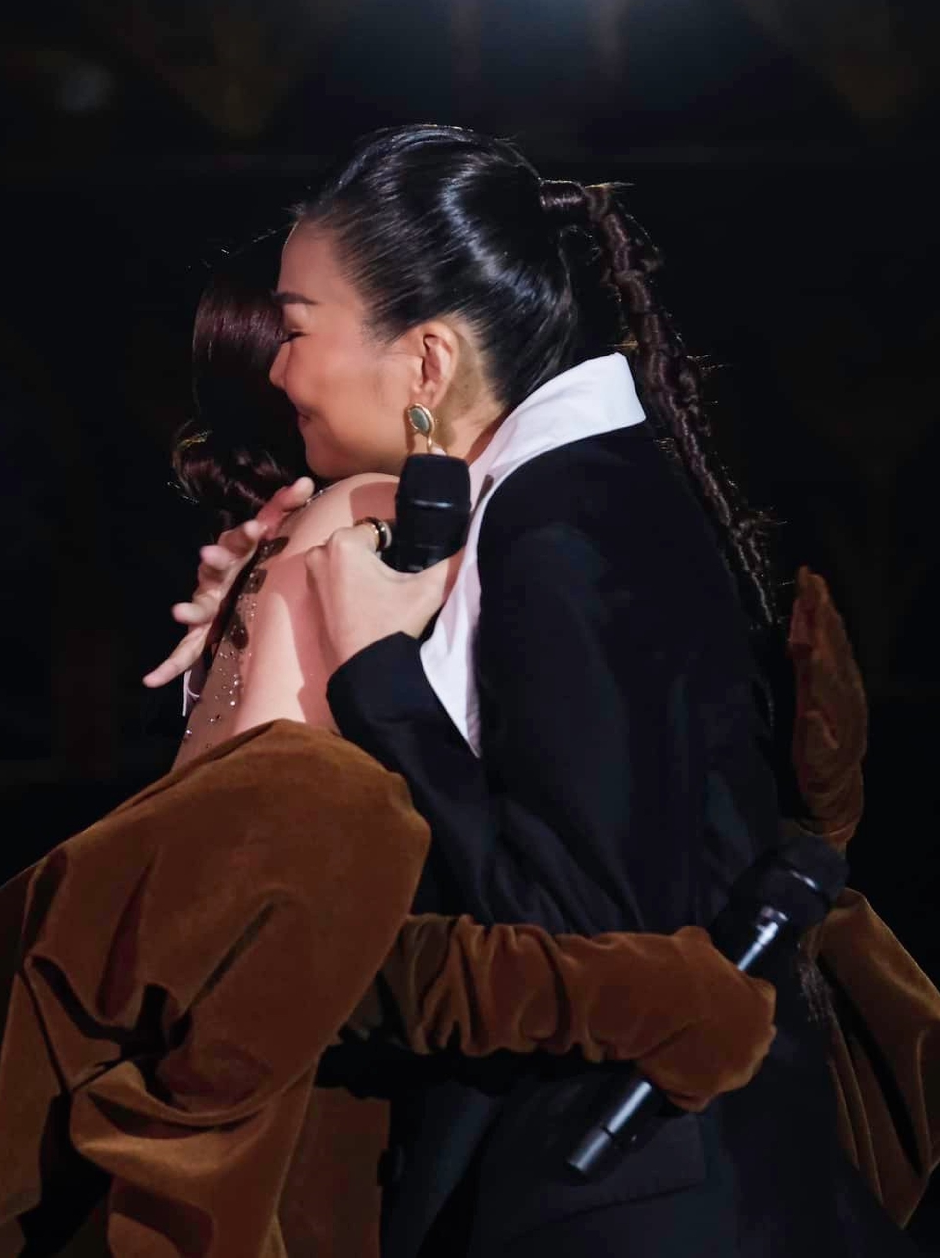 Siêu mẫu Thanh Hằng chia sẻ về mối quan hệ với Hà Anh Tuấn, Hồ Ngọc Hà - 10