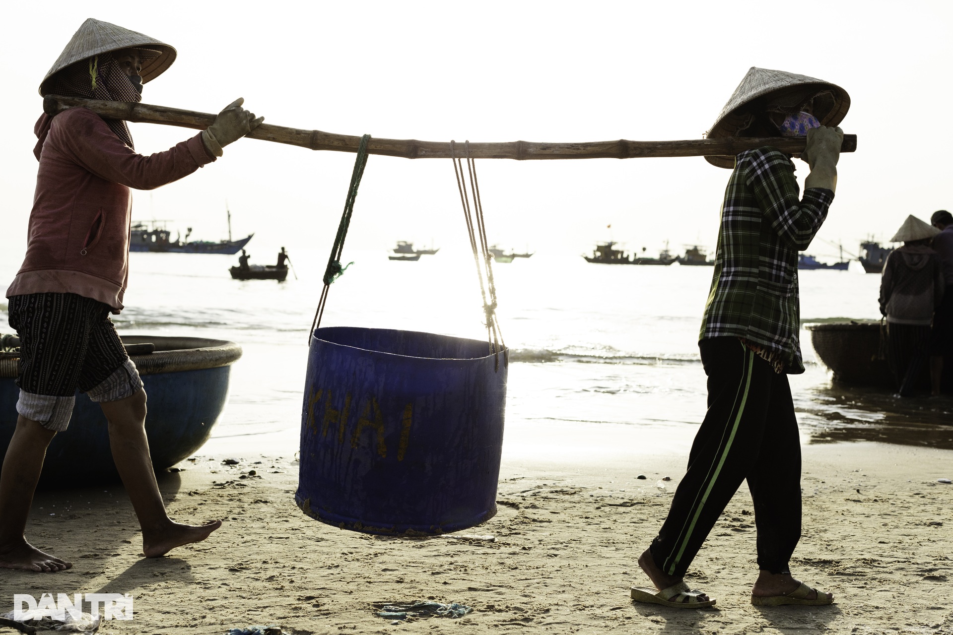 Image of the largest beach fish market in Central Vietnam - 15