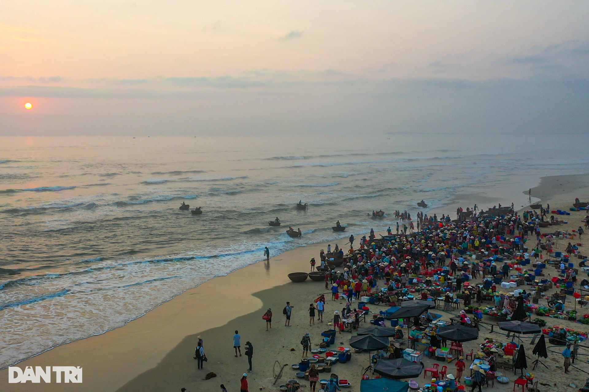 The image of the largest beach fish market in the Central region - 4