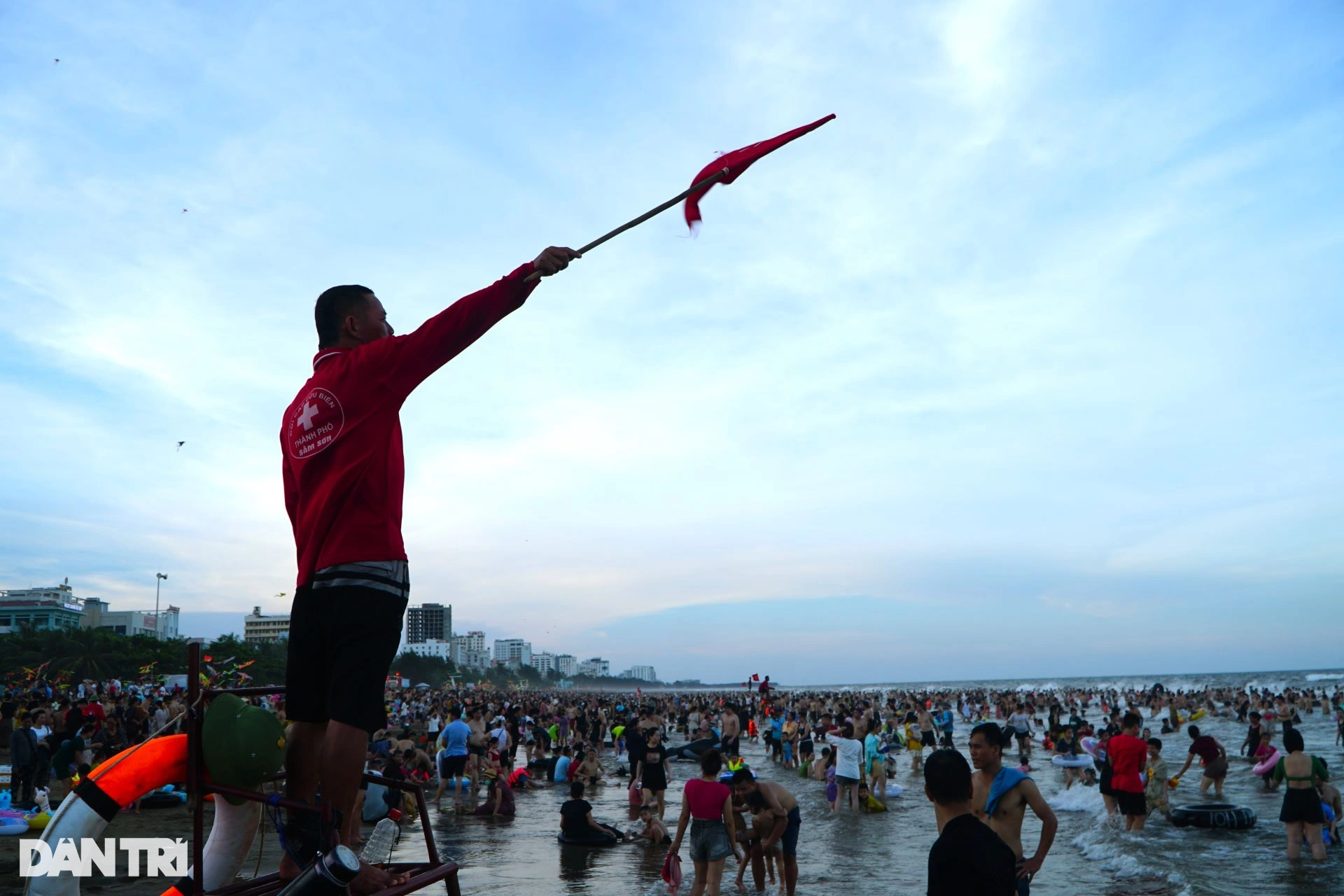 Lực lượng cứu hộ căng mình theo dõi, giám sát và đảm bảo an toàn cho du khách tắm biển.