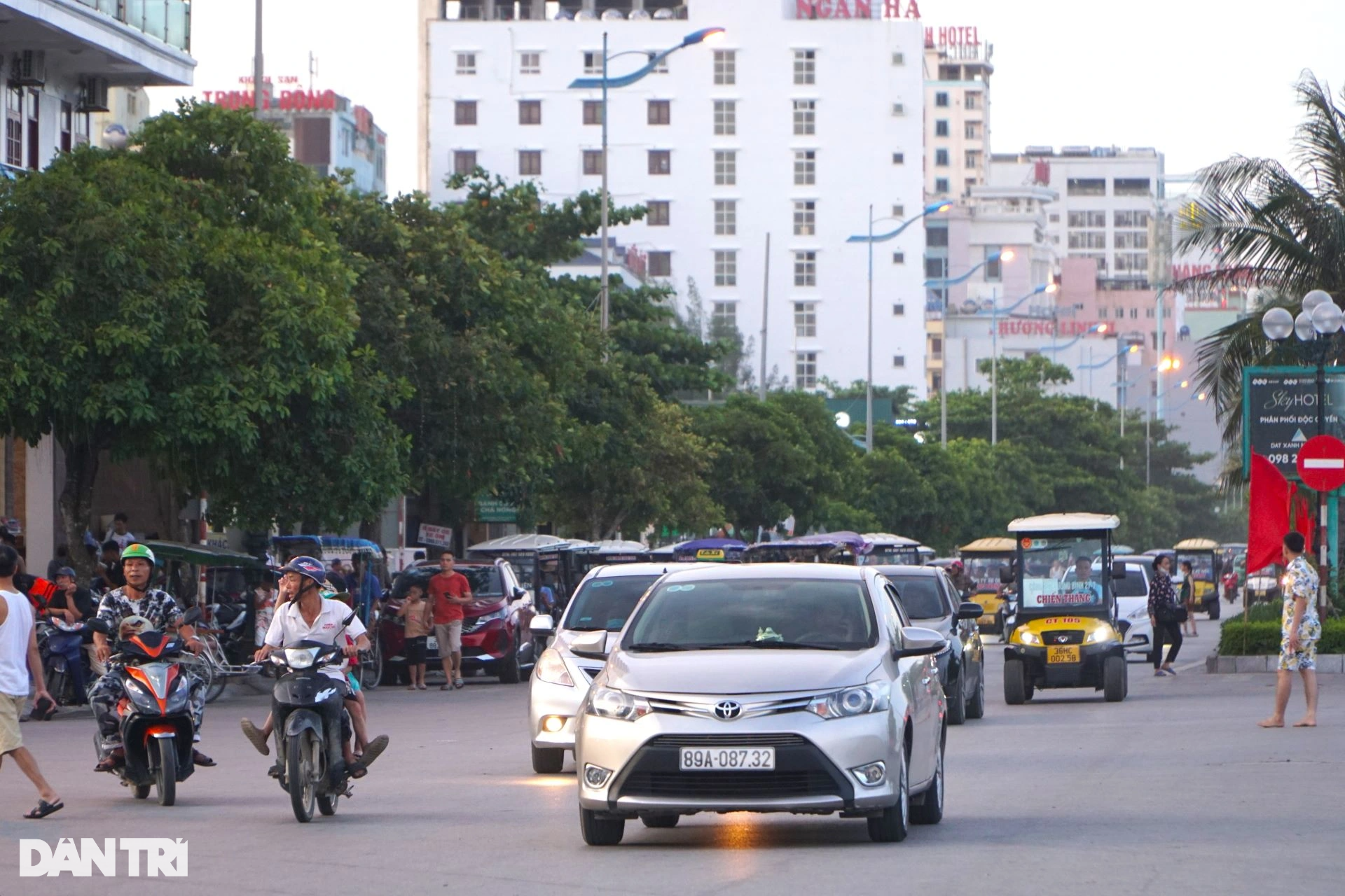 Càng về chiều, lượng phương tiện lưu thông trên tuyến đường Hồ Xuân Hương ngày một nhiều, có thời điểm giao thông ùn ứ.