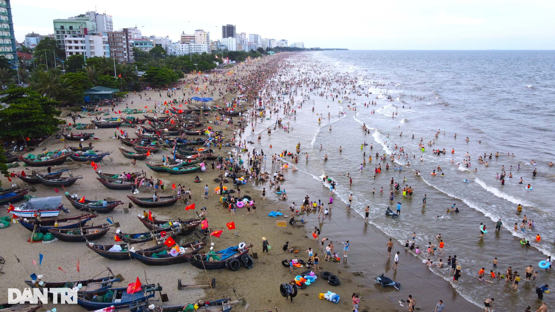 Toàn cảnh bãi tắm Sầm Sơn nhìn từ trên cao.
