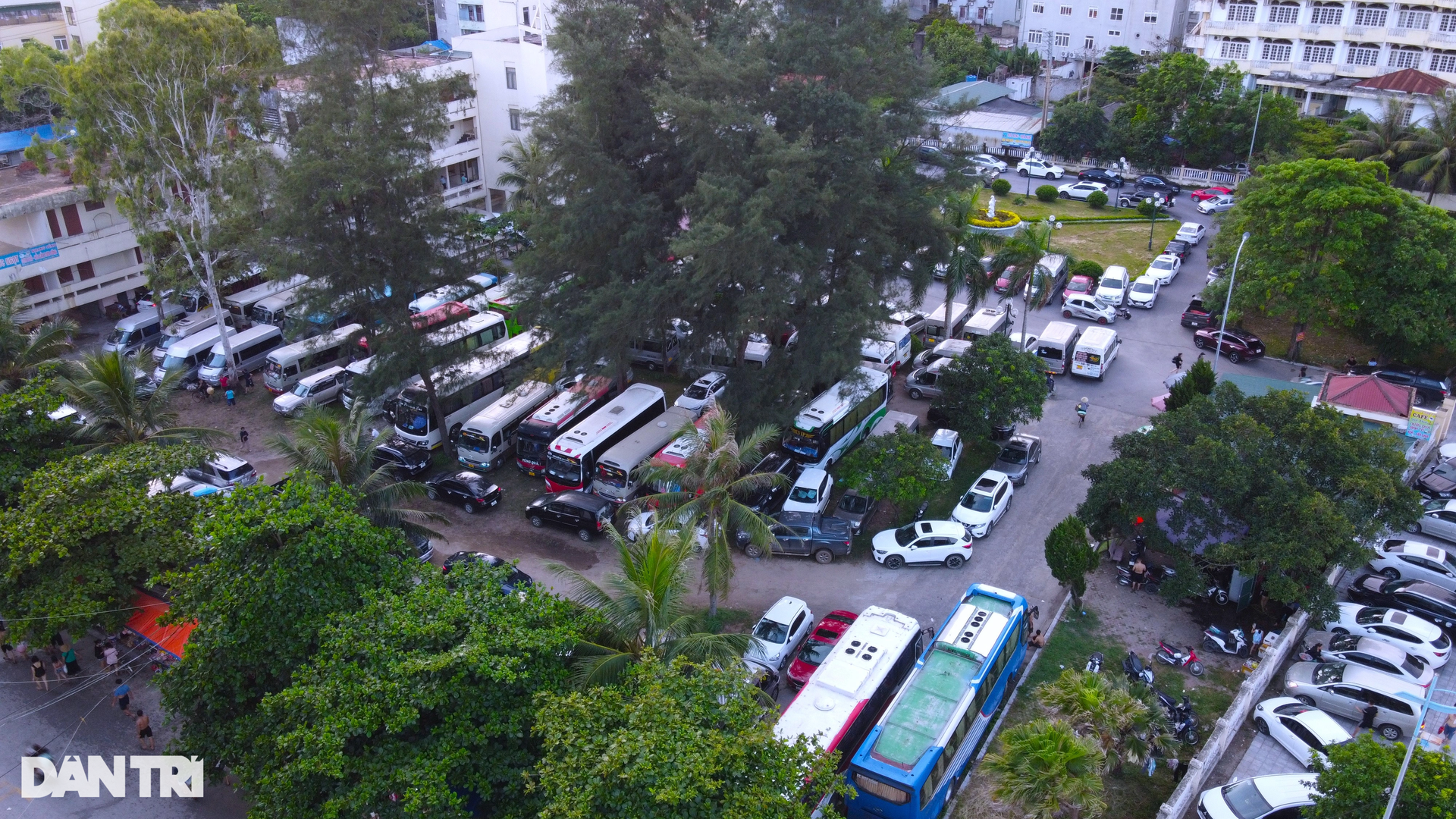 Các bãi giữ xe ở nhà nghỉ, khách sạn chật kín trong hai ngày cuối tuần.