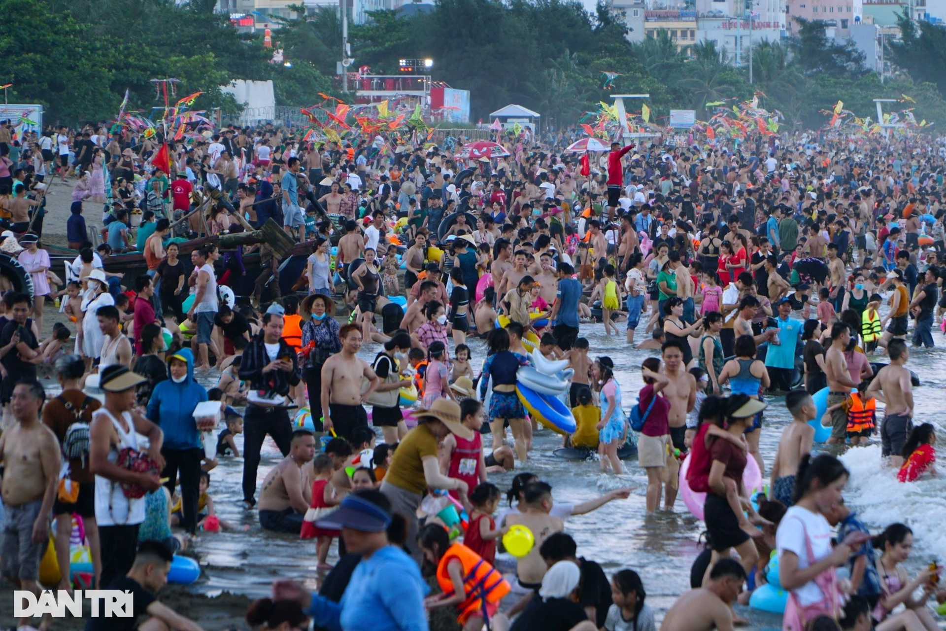 Có thời điểm bãi tắm ken đặc người, du khách chen chân nhau xuống tắm biển.