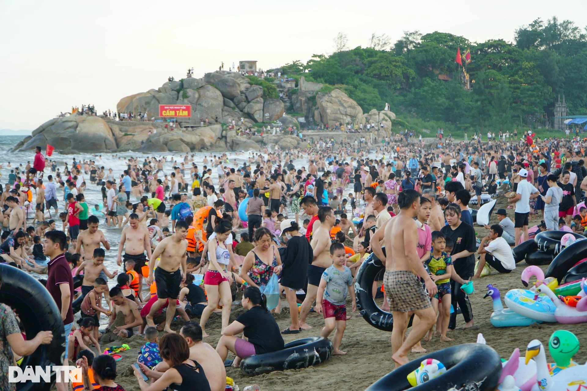 Từ đầu khu vực bãi A, vào mỗi buổi chiều luôn trong tình trạng ken đặc du khách. Anh Nguyễn Văn Hoàng - du khách thành phố Thanh Hóa, chia sẻ, tranh thủ hai ngày cuối tuần, anh đưa gia đình xuống đây để hóng gió, tránh nắng. "Thật không thể tin được, cả một bãi biển rộng mênh mông mà ken cứng người xuống tắm. Vì đem theo cả con nhỏ nên tôi chỉ dám cho con ngồi trên bờ, bãi tắm quá đông, tôi sợ con mải mê tắm biển thì bị lạc", anh Hoàng chia sẻ.