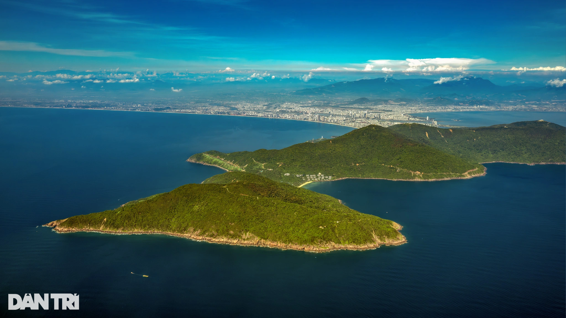 Bay trực thăng ra biển Đông 16km ngắm toàn cảnh TP Đà Nẵng - 5