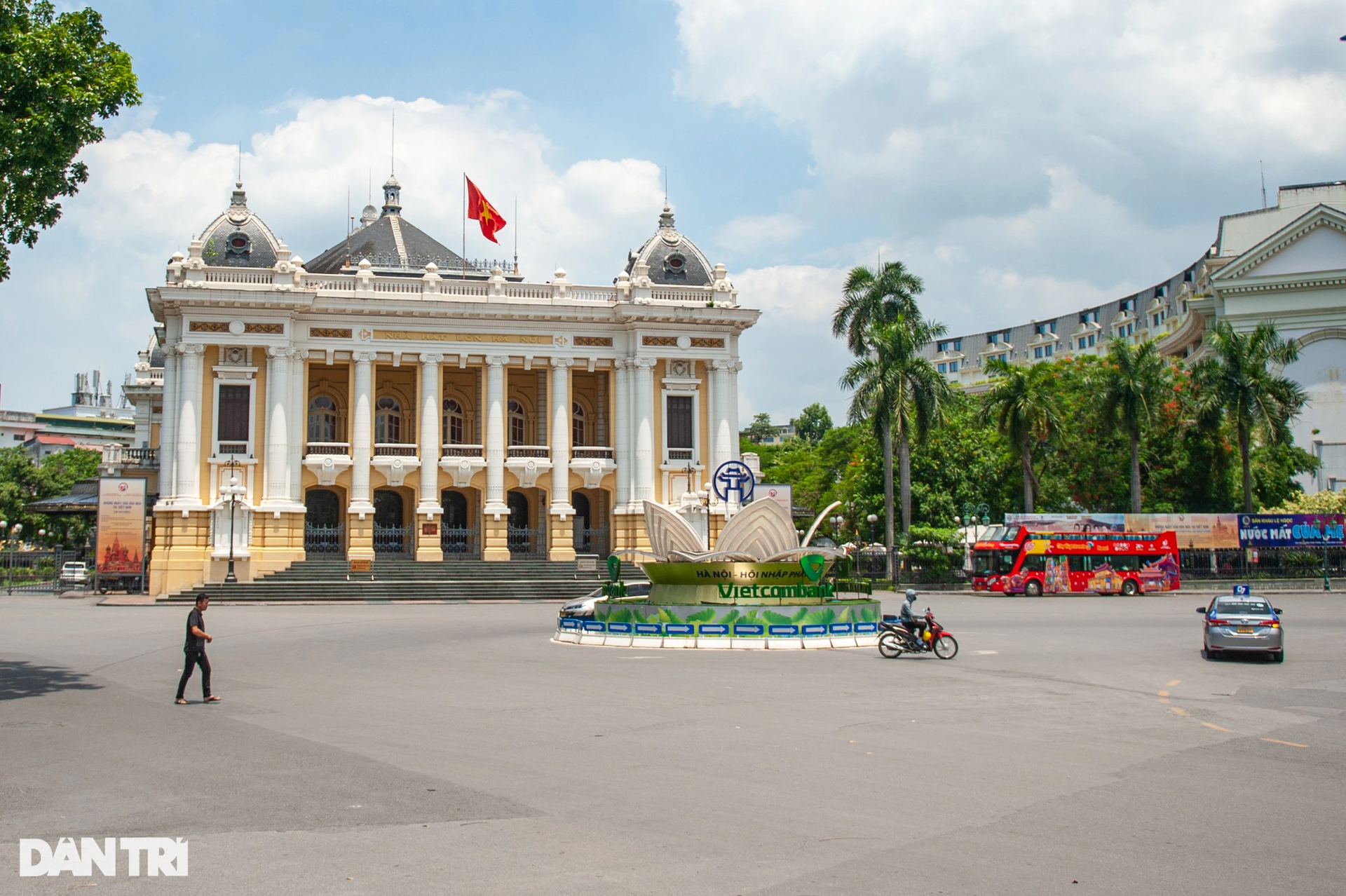 Hà Nội nắng nóng đỉnh điểm, đường phố vắng bóng người giữa trưa - 2