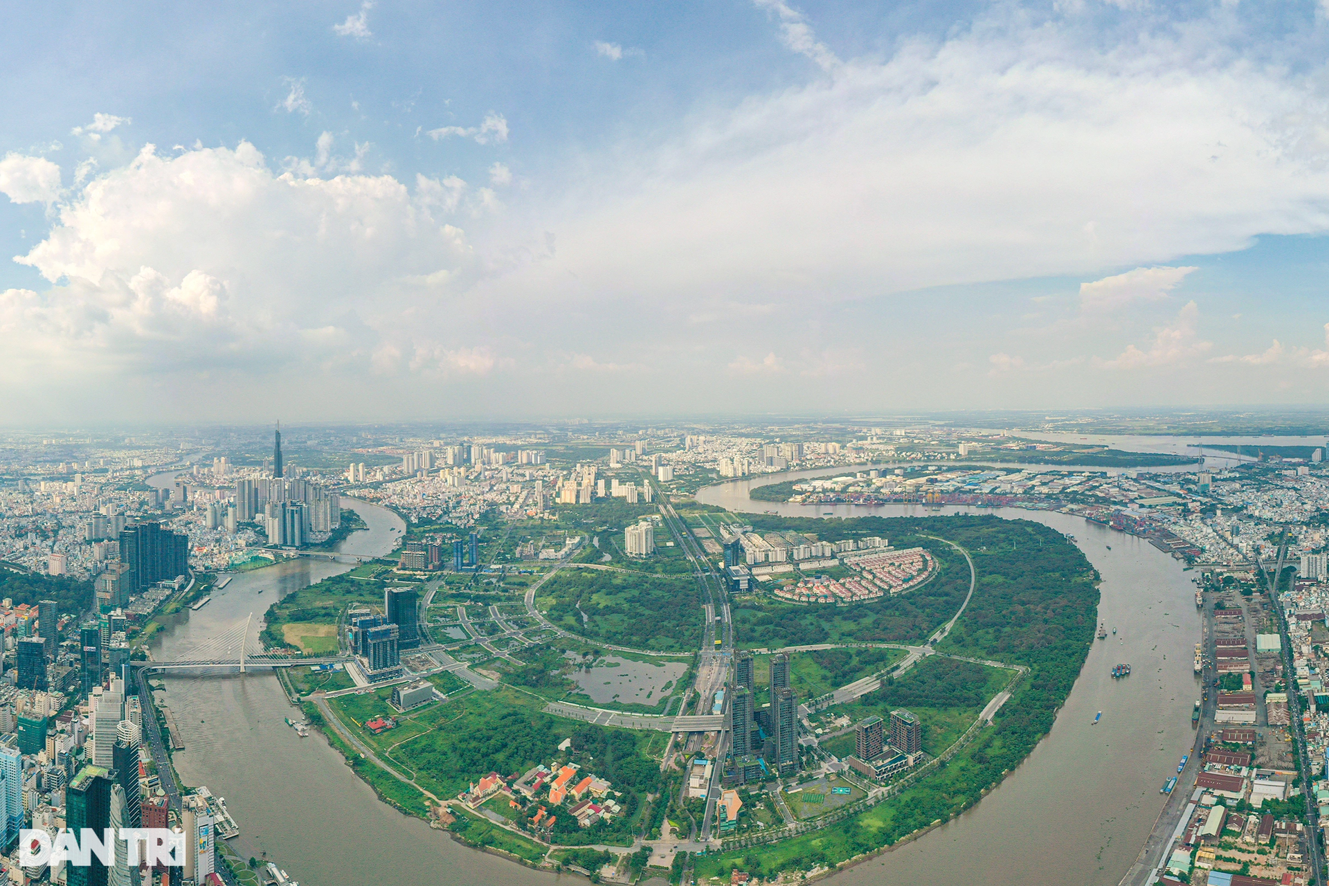 Dự án này tọa lạc bên bờ Đông sông Sài Gòn, đối diện khu trung tâm quận 1. TPHCM kỳ vọng sẽ xây dựng một trung tâm tài chính, văn hóa, thương mại, dịch vụ cao cấp, nghỉ ngơi, giải trí... với nhiều công trình điểm nhấn quan trọng.