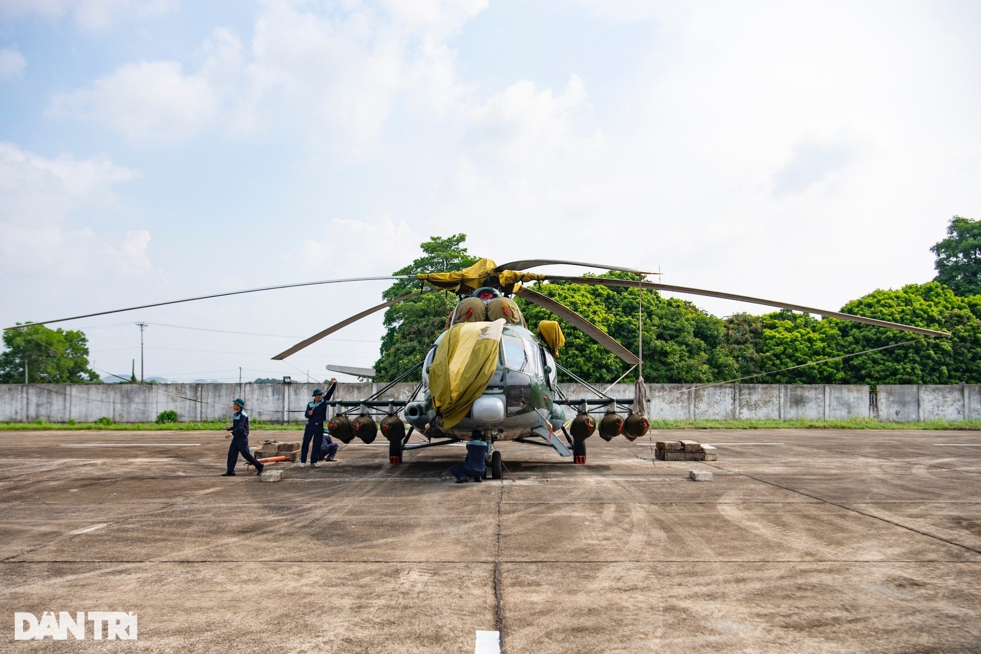 Trực thăng, hổ mang chúa Su-30MK2 chuẩn bị diễn tập ném bom, bắn đạn thật - 1