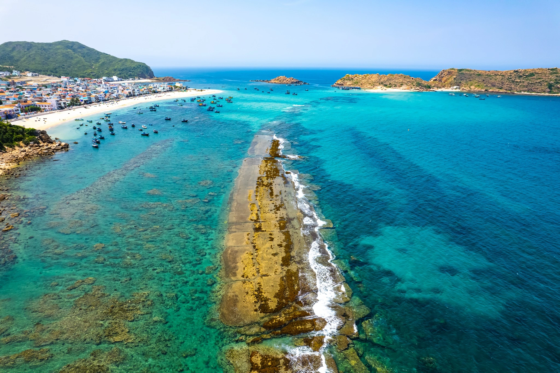 The citadel under the sea of ​​Quy Nhon, rises out of the water several times a month - 2