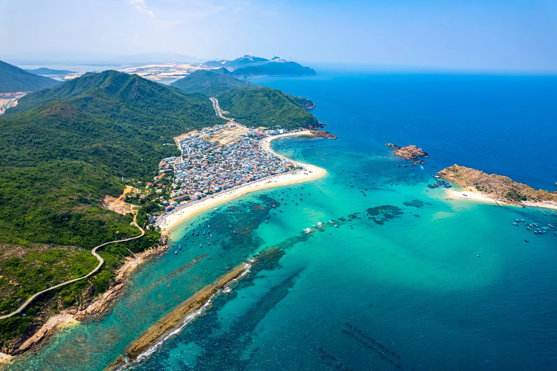 The shore of the ancient citadel under the sea of ​​Quy Nhon, rises out of the water several times a month - 3