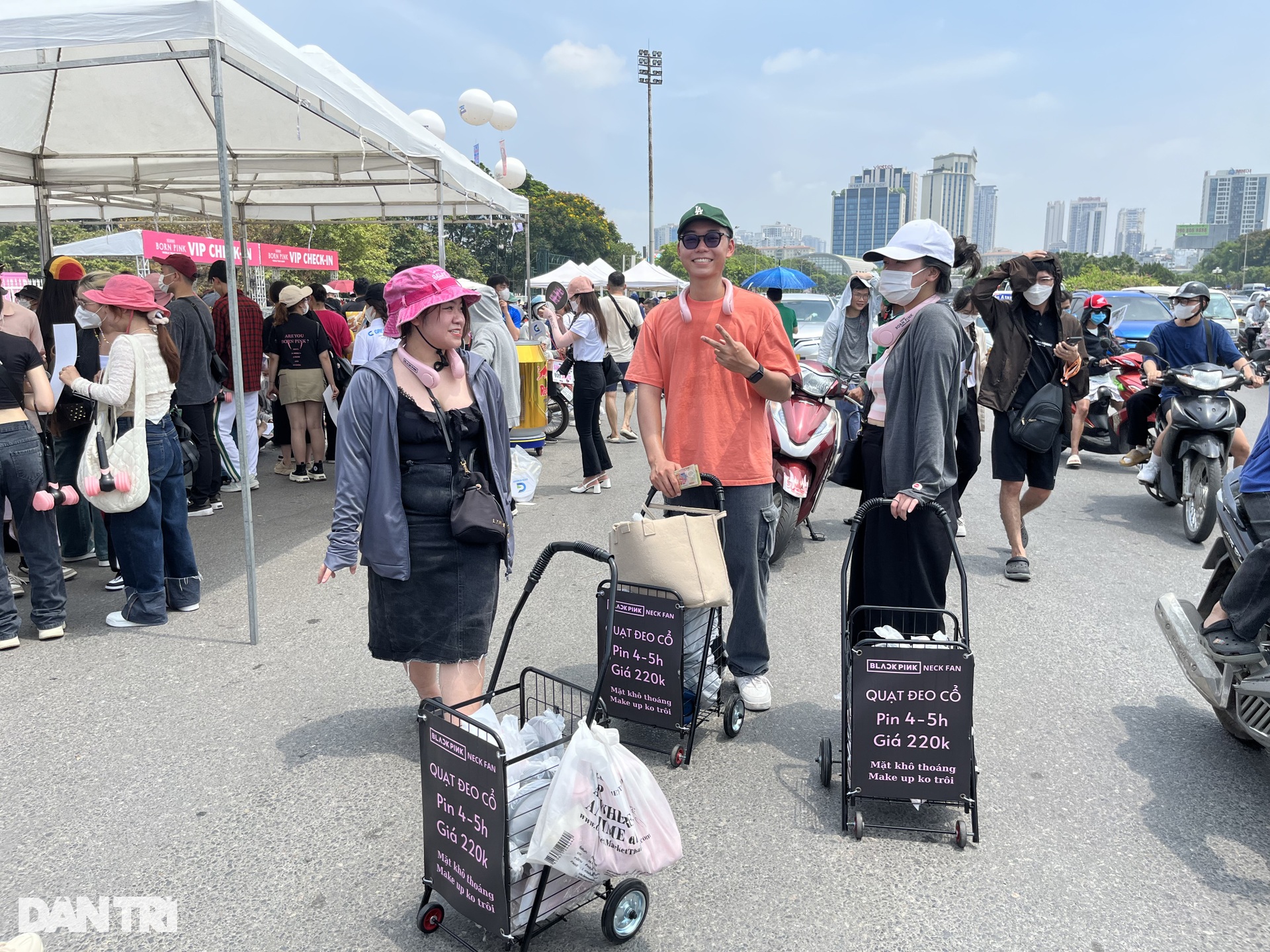 Vượt đường xa, fan Blackpink kéo theo vali đến sân vận động Mỹ Đình từ sớm - 9