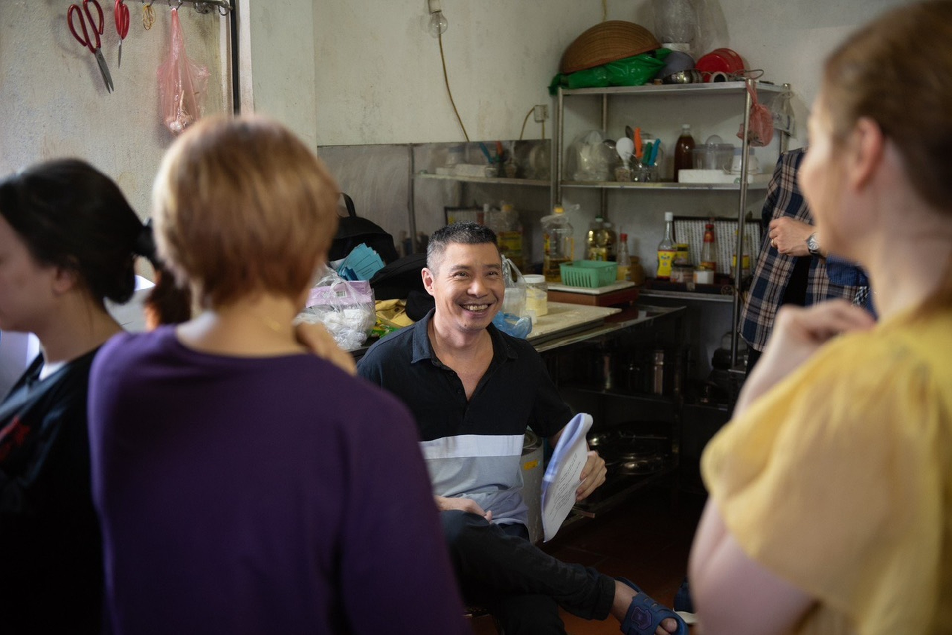 NSND Công Lý ăn cơm hộp, xúc động đọc kịch bản vào vai bố vợ khó tính - 2