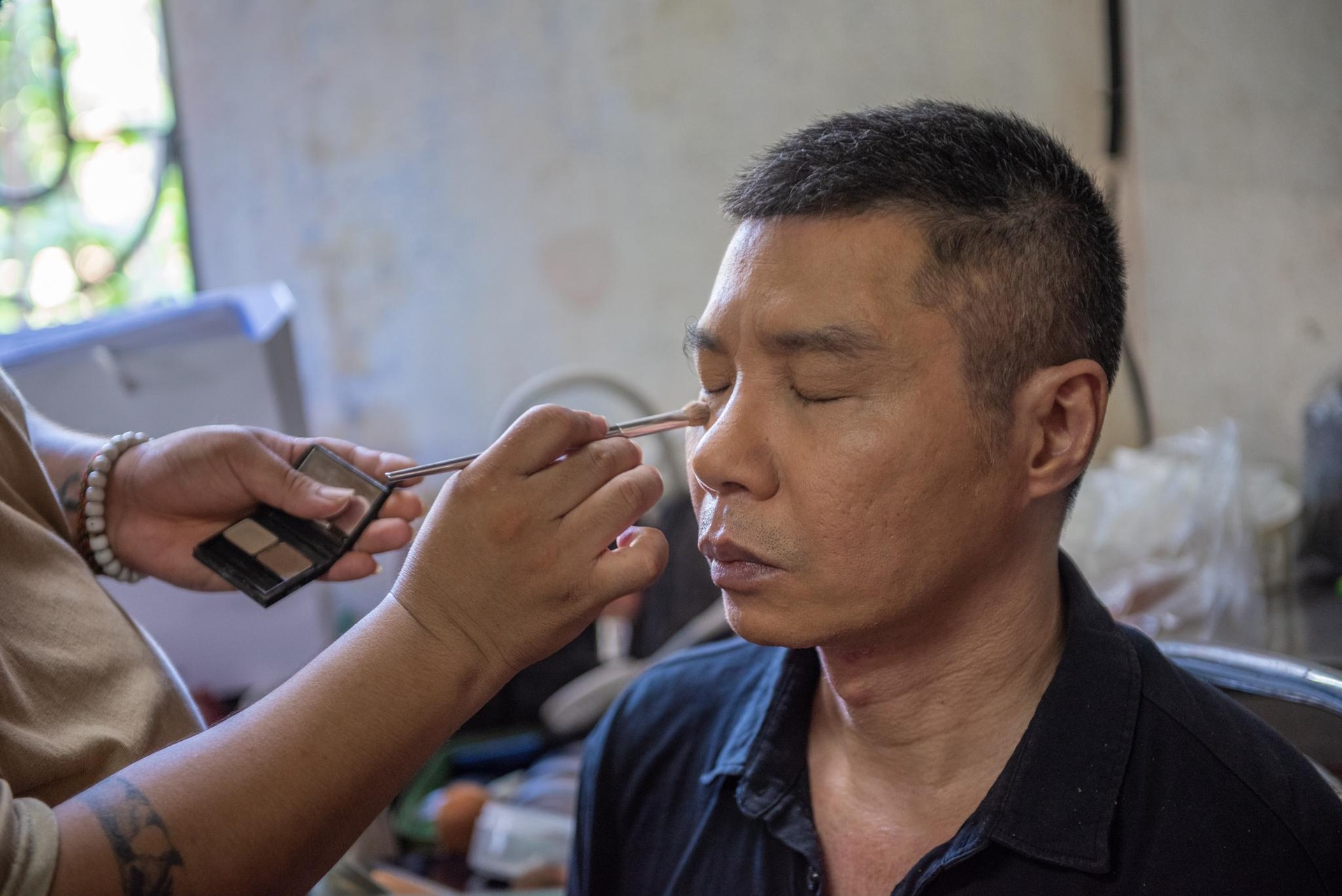 NSND Công Lý ăn cơm hộp, xúc động đọc kịch bản vào vai bố vợ khó tính - 3