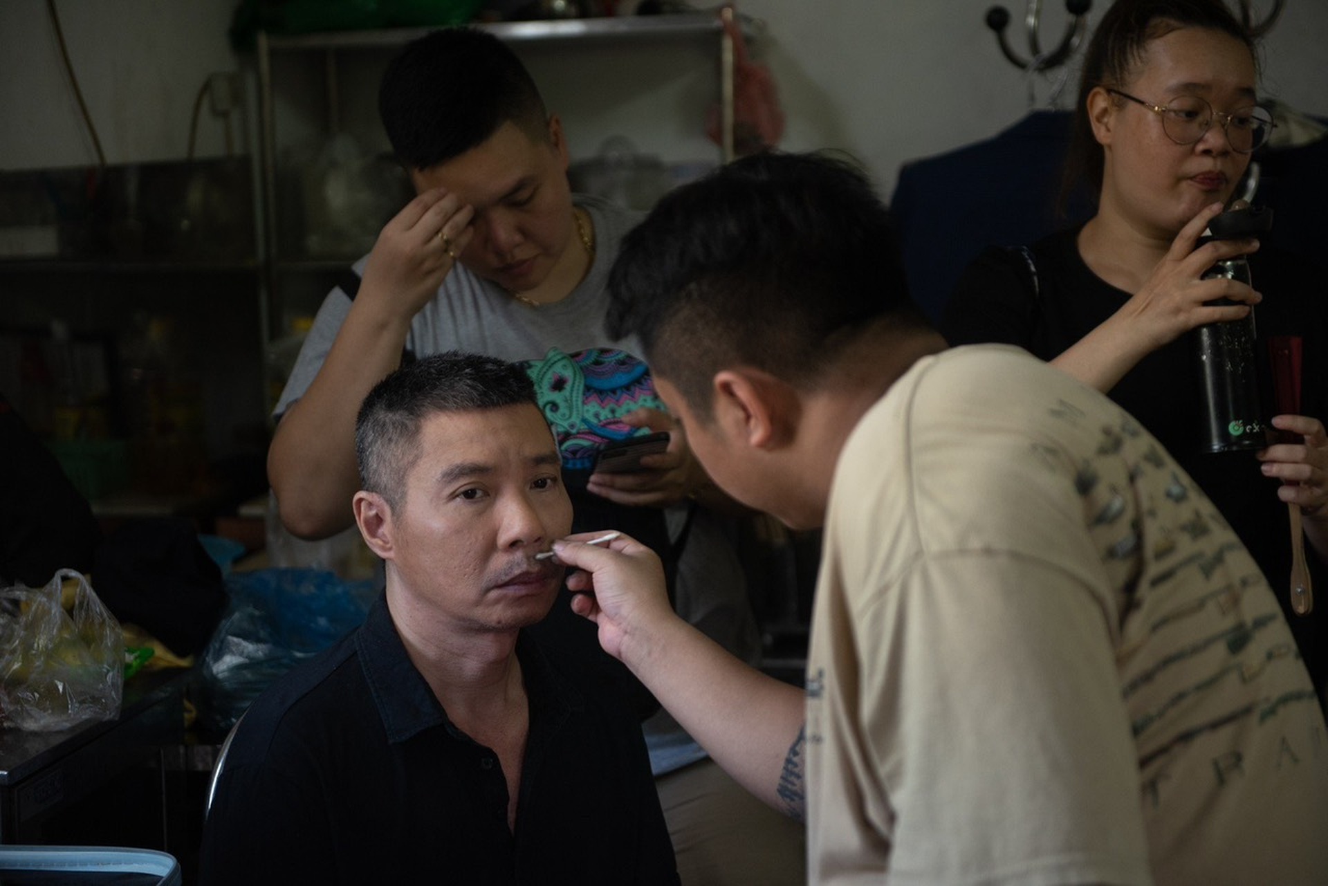 NSND Công Lý ăn cơm hộp, xúc động đọc kịch bản vào vai bố vợ khó tính - 4